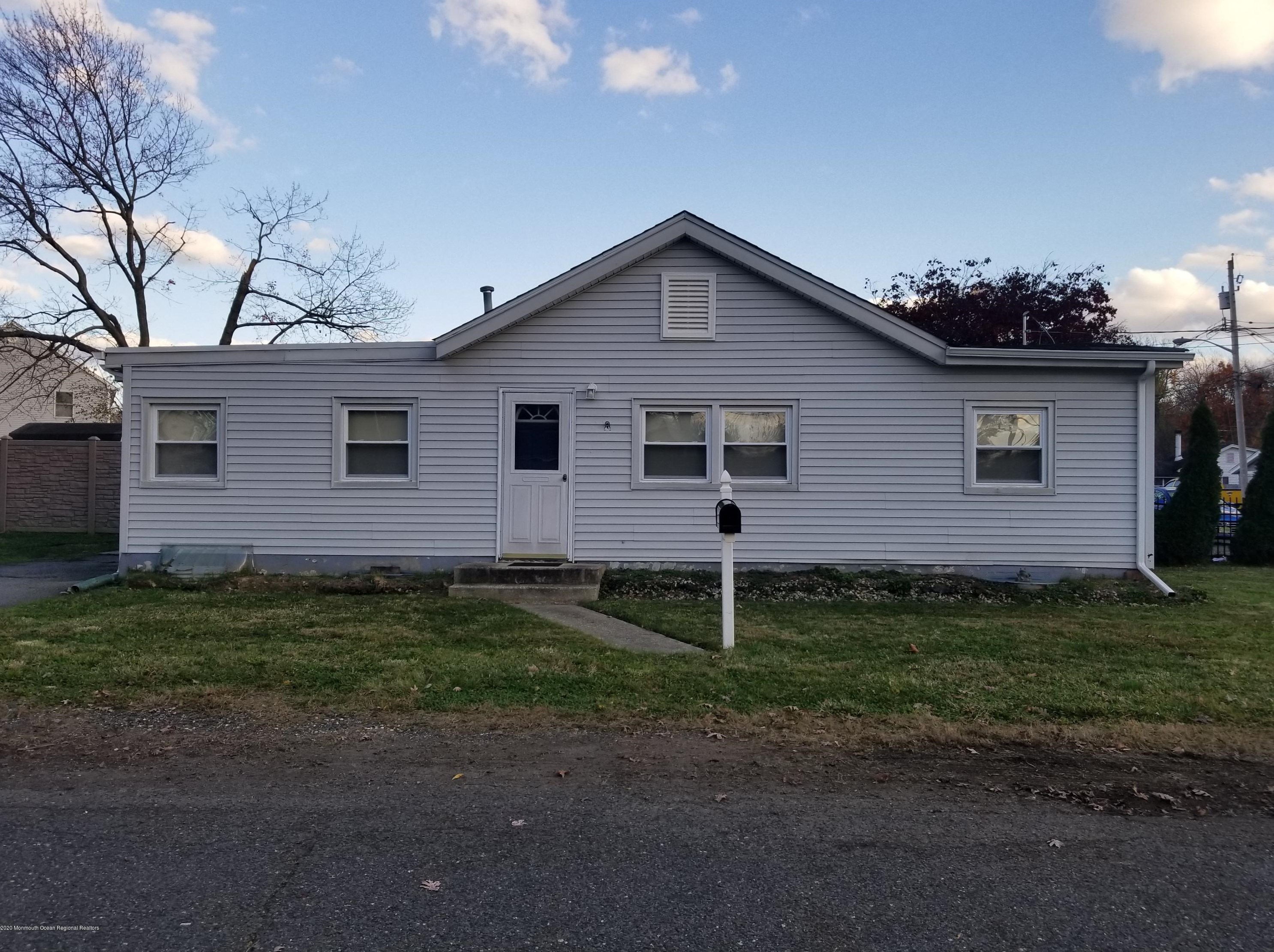 90 Laurelhurst Dr, Keyport, NJ 07735-5232