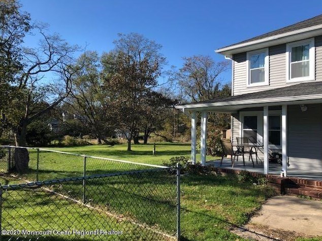 28 Johnston St, Oakhurst, NJ 07755