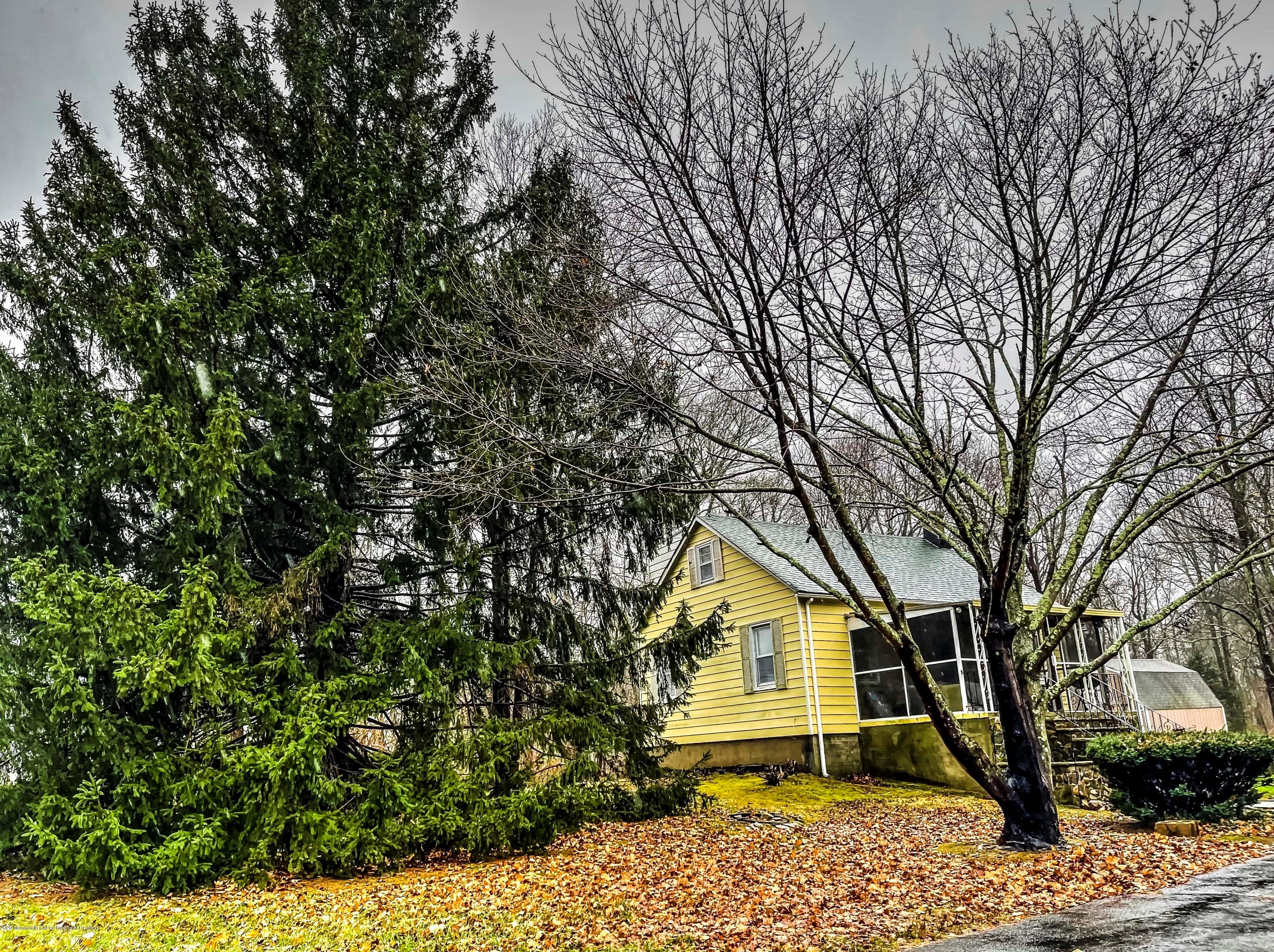 52 Federal Rd, Monroe Twp, NJ 08831-8018