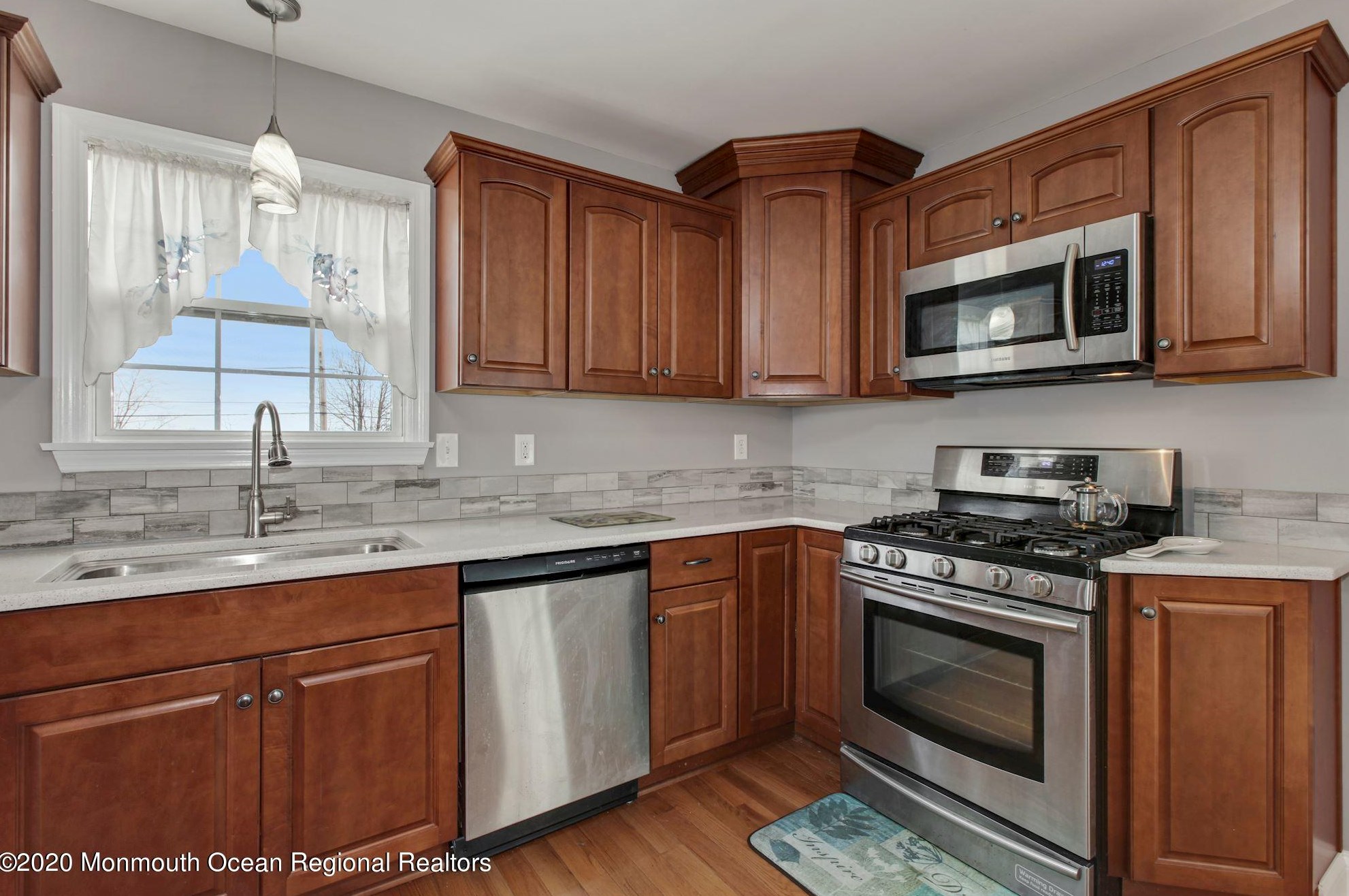 406 Beachview Ave, Keyport NJ 07735-3205 exterior