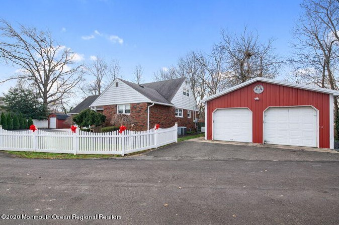 573 Lloyd Rd, Matawan NJ  07747-1329 exterior