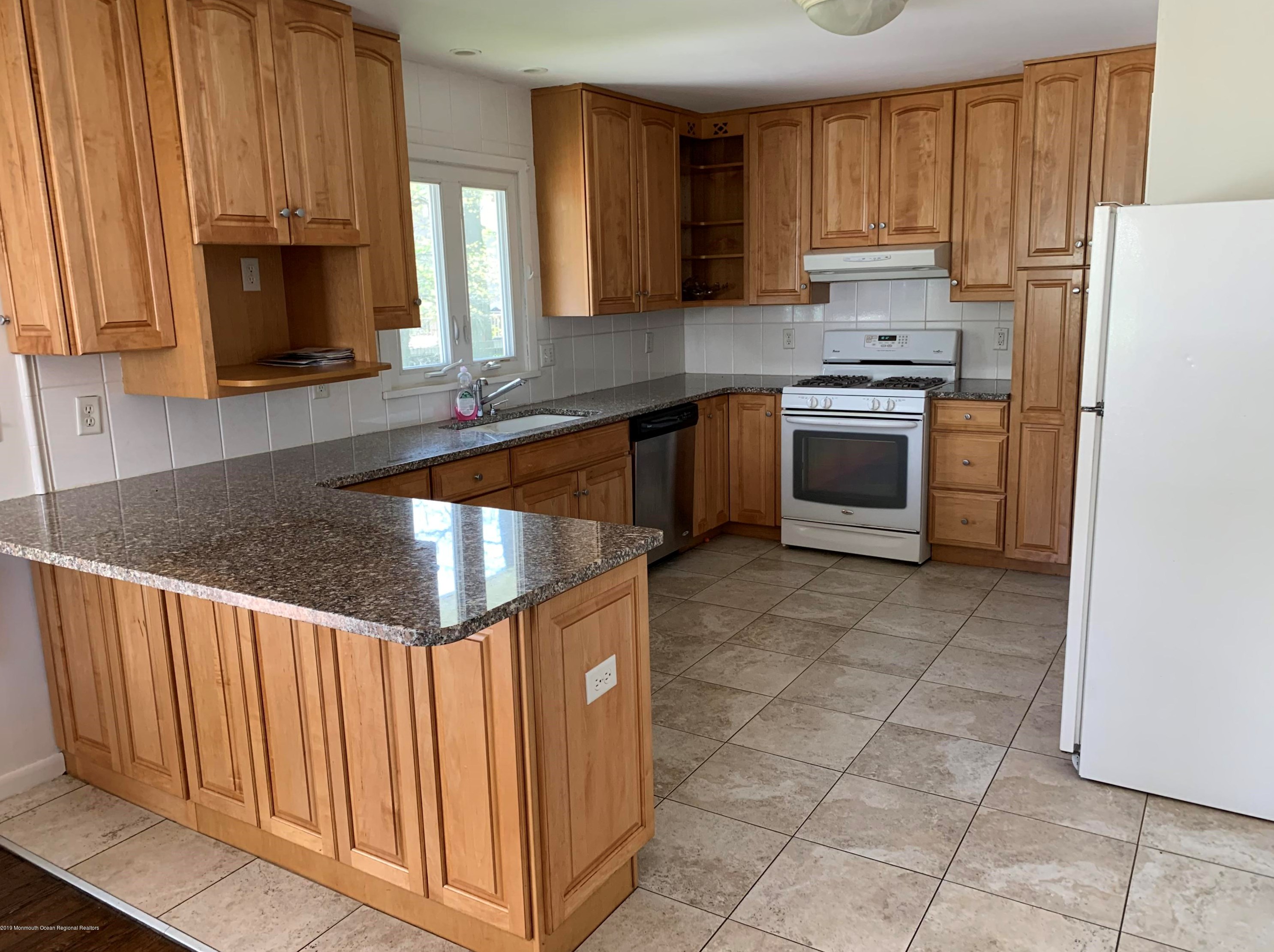 135 Ampere Ave, Oakhurst, NJ 07755