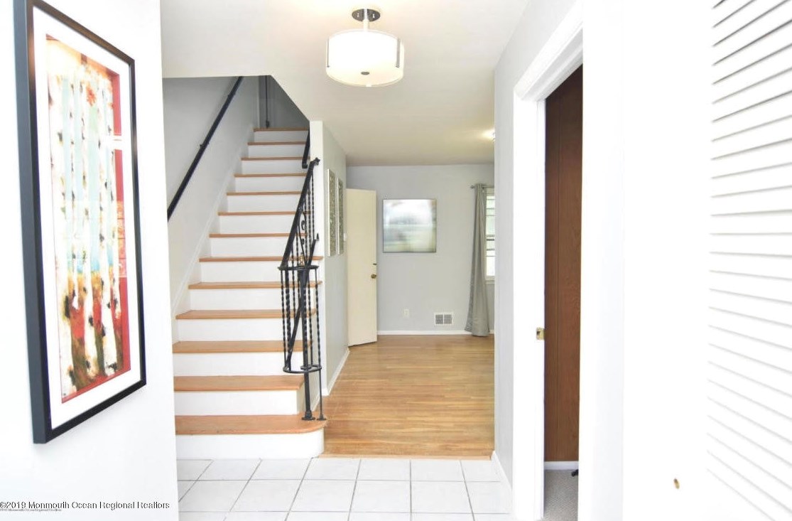 19 Roslyn Dr, Oakhurst, NJ 07755-1253