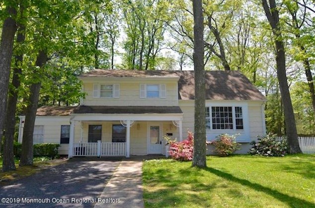 20 Roslyn Dr, Oakhurst, NJ 07755-1240