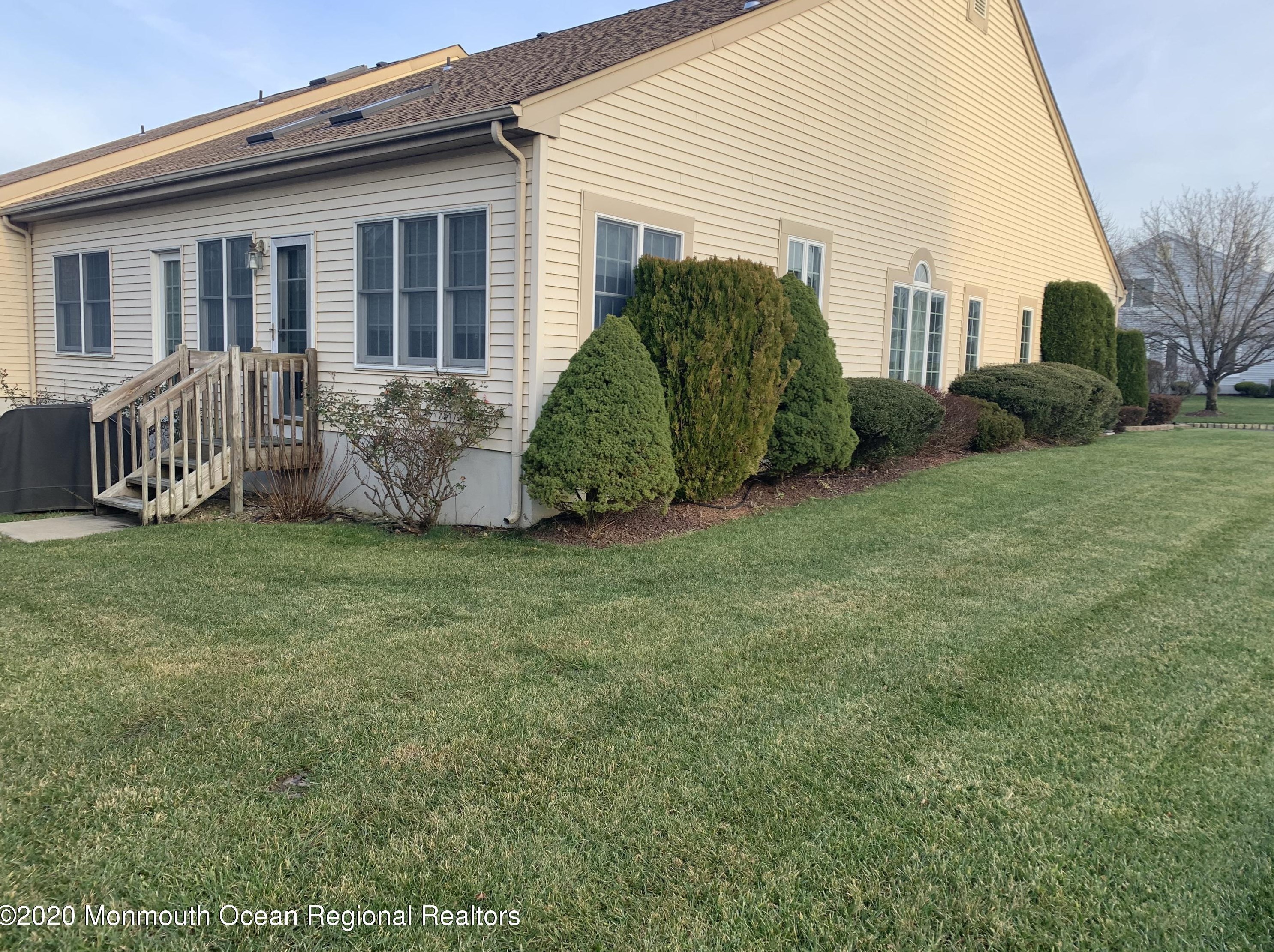 2 Stonewyck Pl, Monroe Twp NJ 08831-2670 exterior