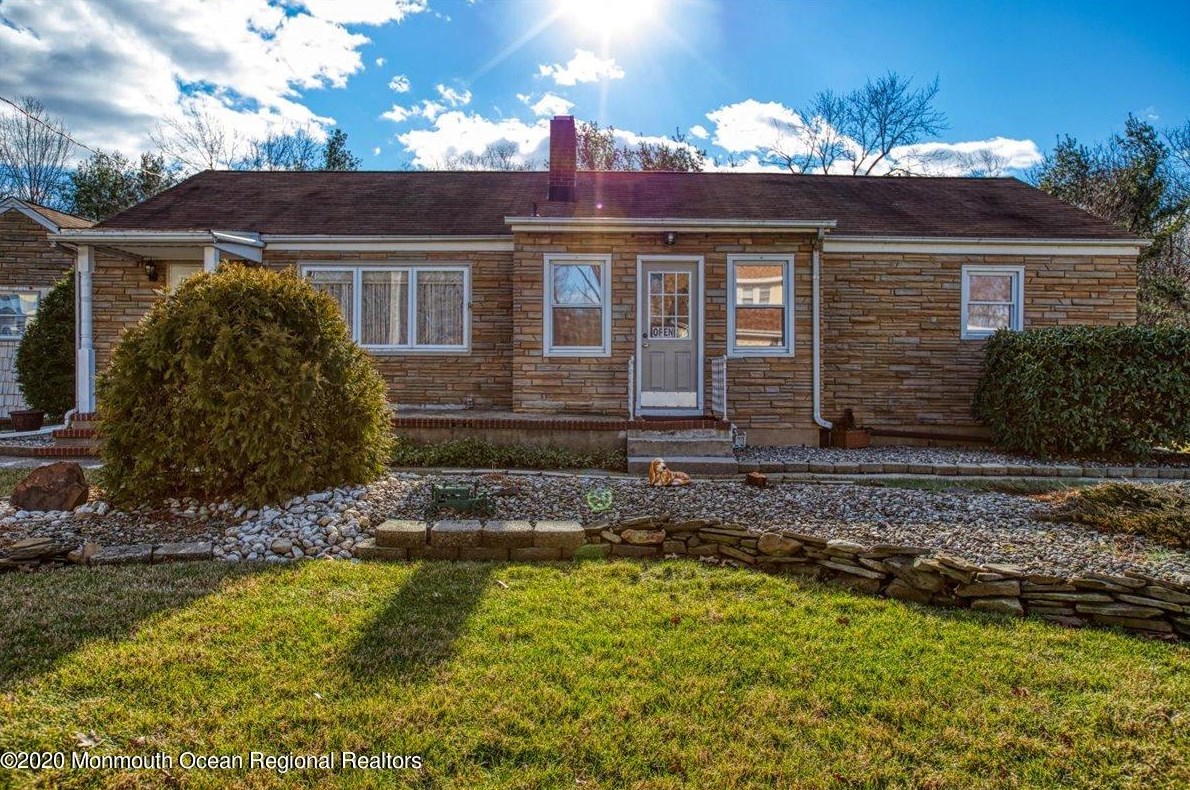 31 Water St, Millstone Township, NJ 07726-1612