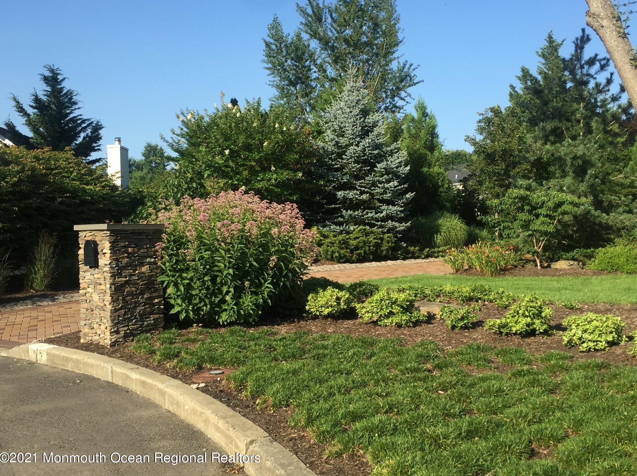 37 Wakefield Ct, Red Bank, NJ 07702