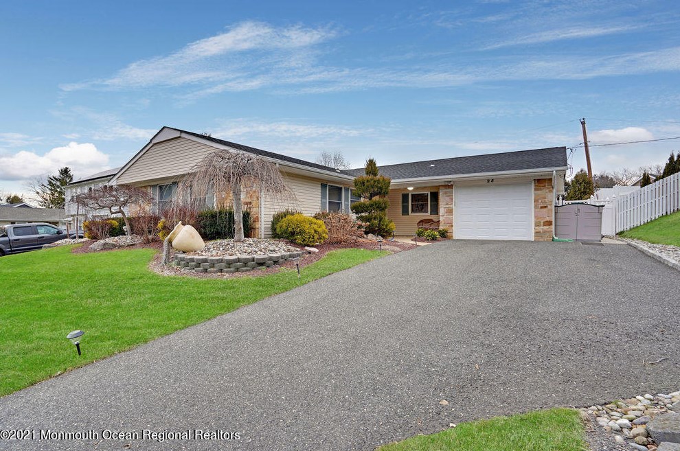 25 Inglewood Ln, Matawan, NJ 07747-1712