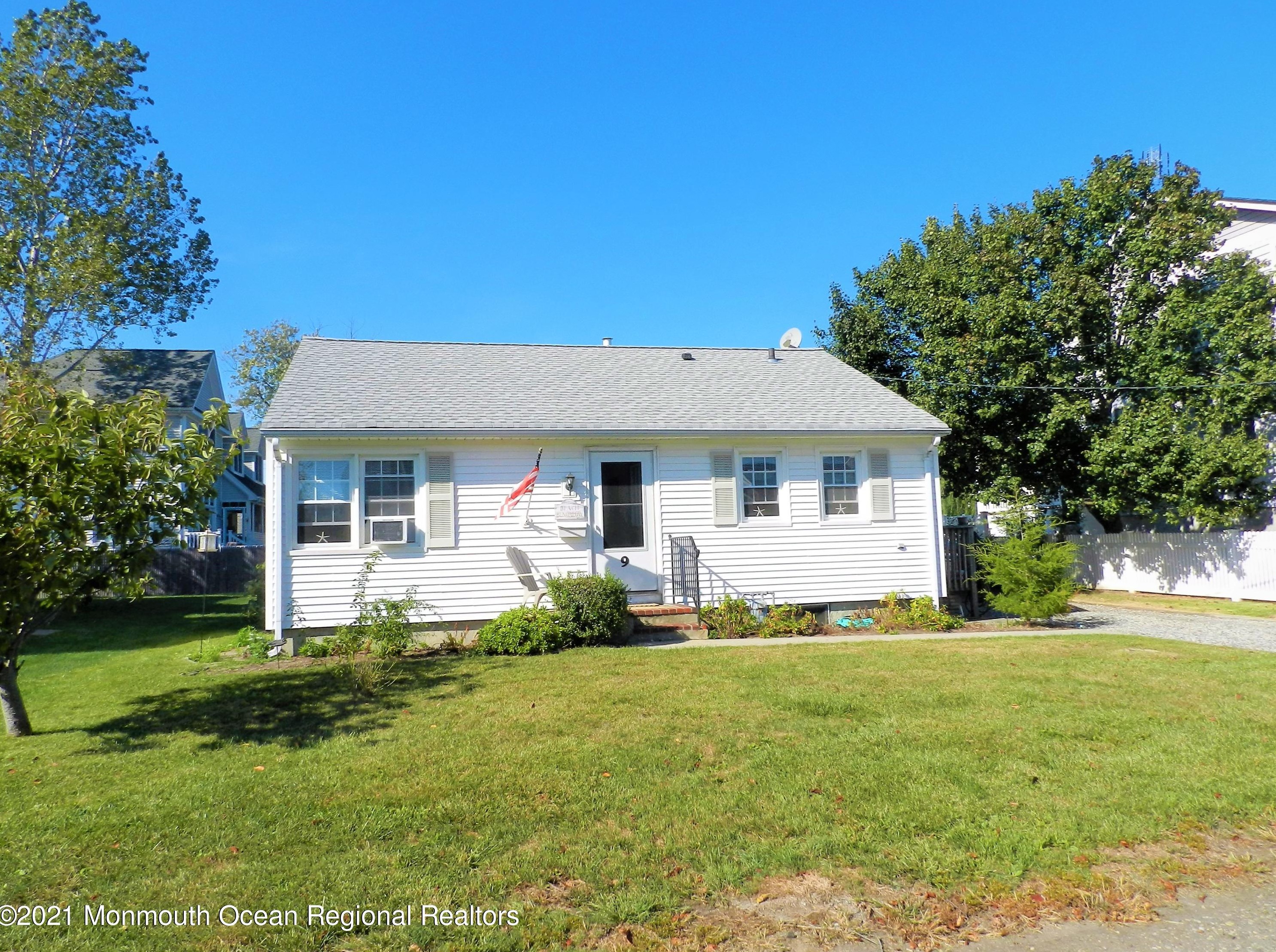 9 Monmouth Pl, Monmouth Beach, NJ 07750