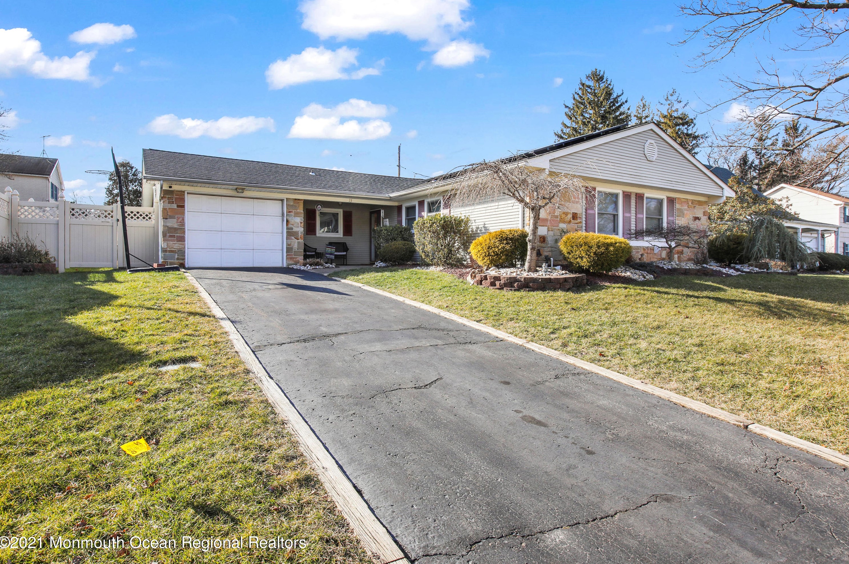33 Courtland Ln, Matawan, NJ 07747-2211