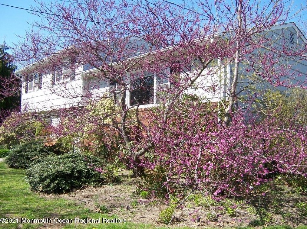 215 Lincoln Ave, Oakhurst, NJ 07755-1605