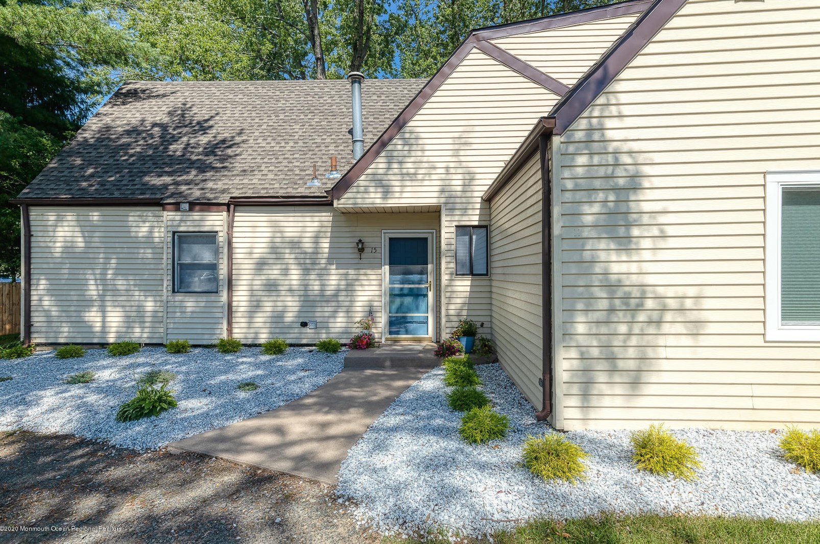 15 Wilbur Dr, Upper Freehold, NJ 08501-1664