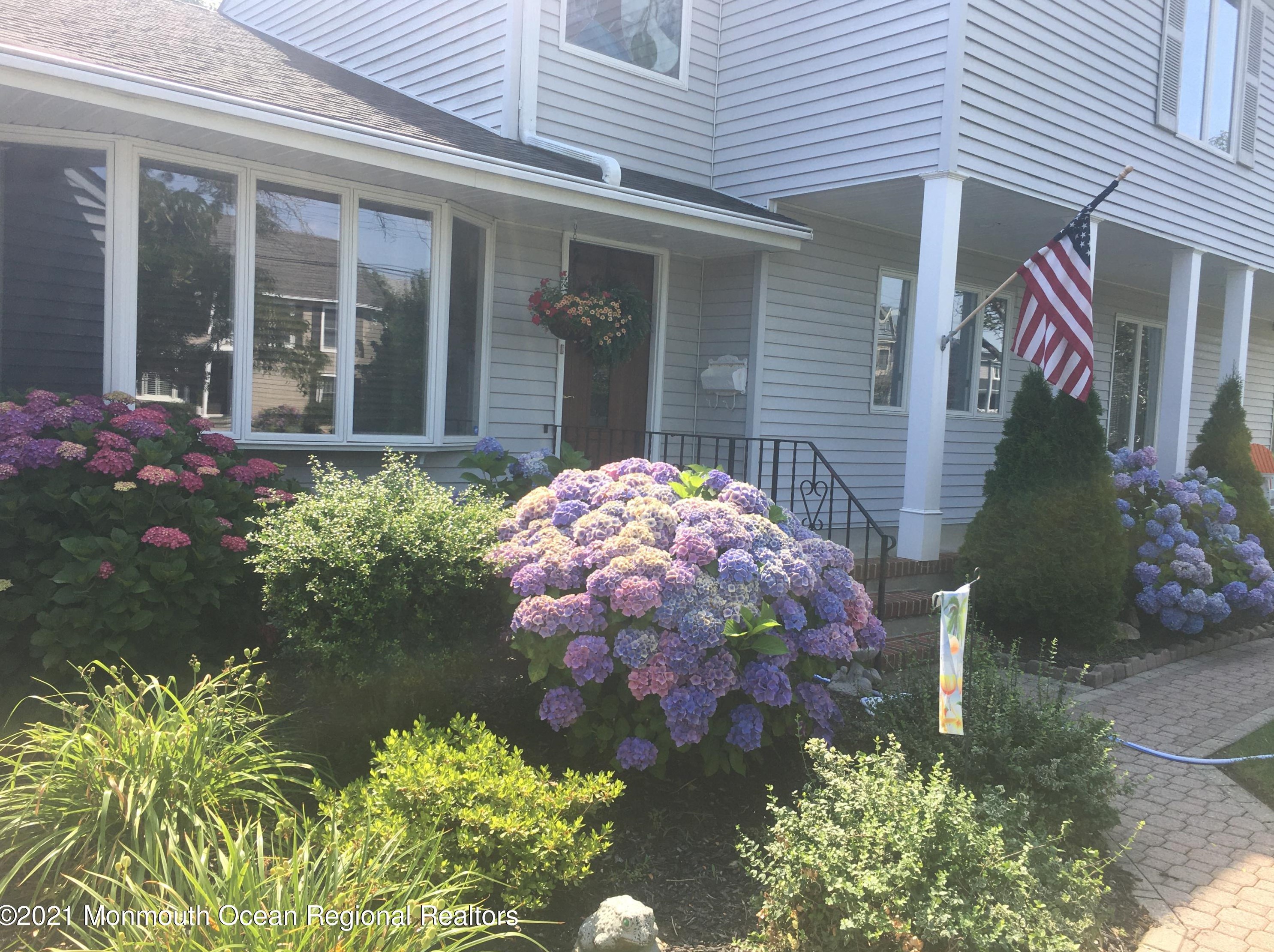 47 Navesink Dr, Monmouth Beach, NJ 07750-1133