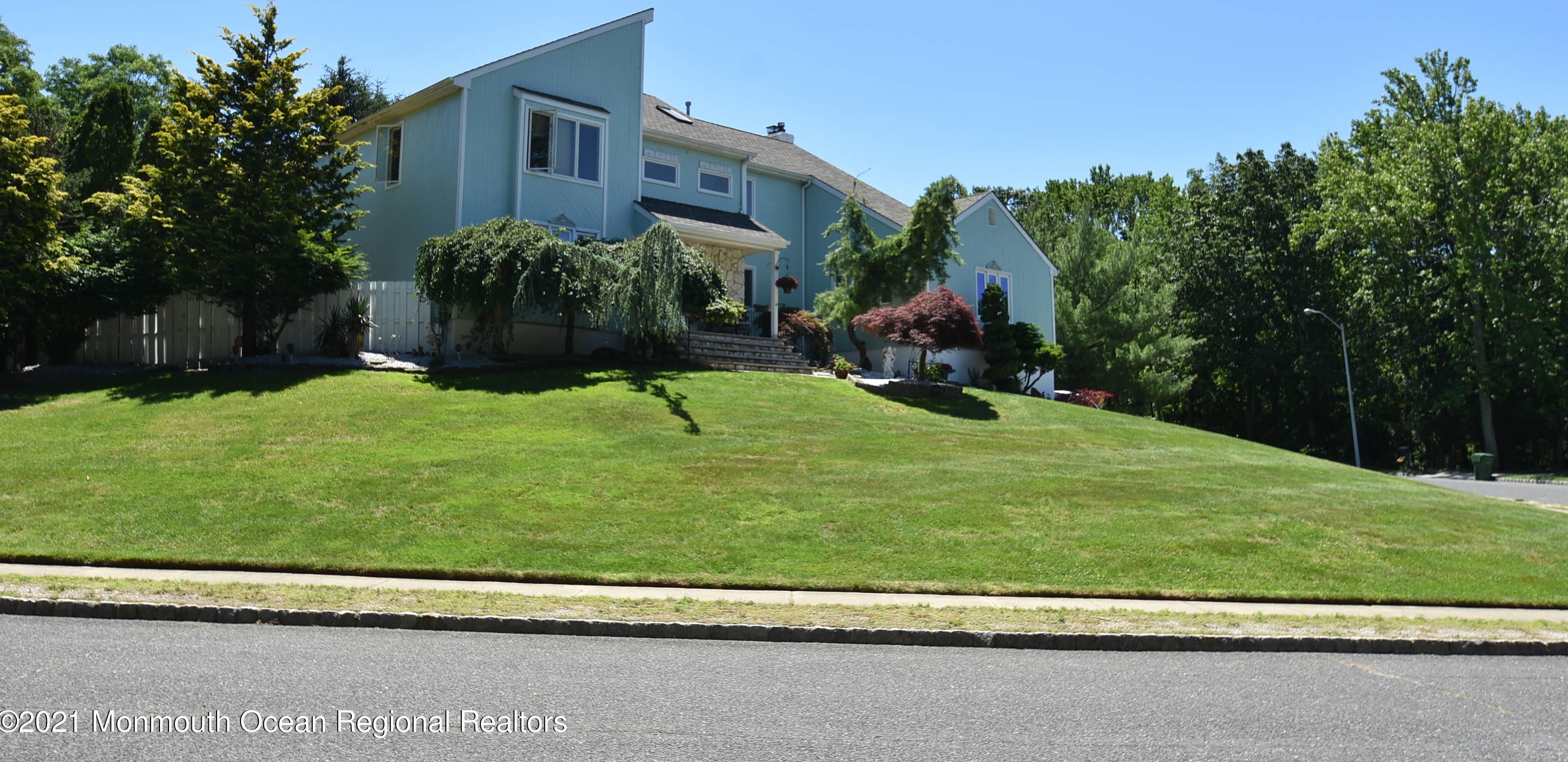 2 Wesley Ct, Tinton Falls, NJ 07724