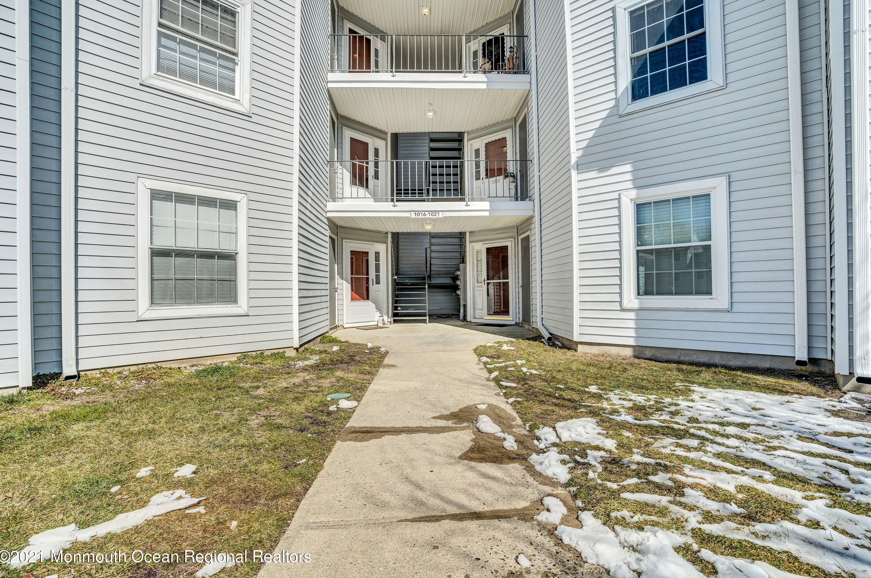 1018 Waters Edge Dr, Toms River, NJ 08753-2618