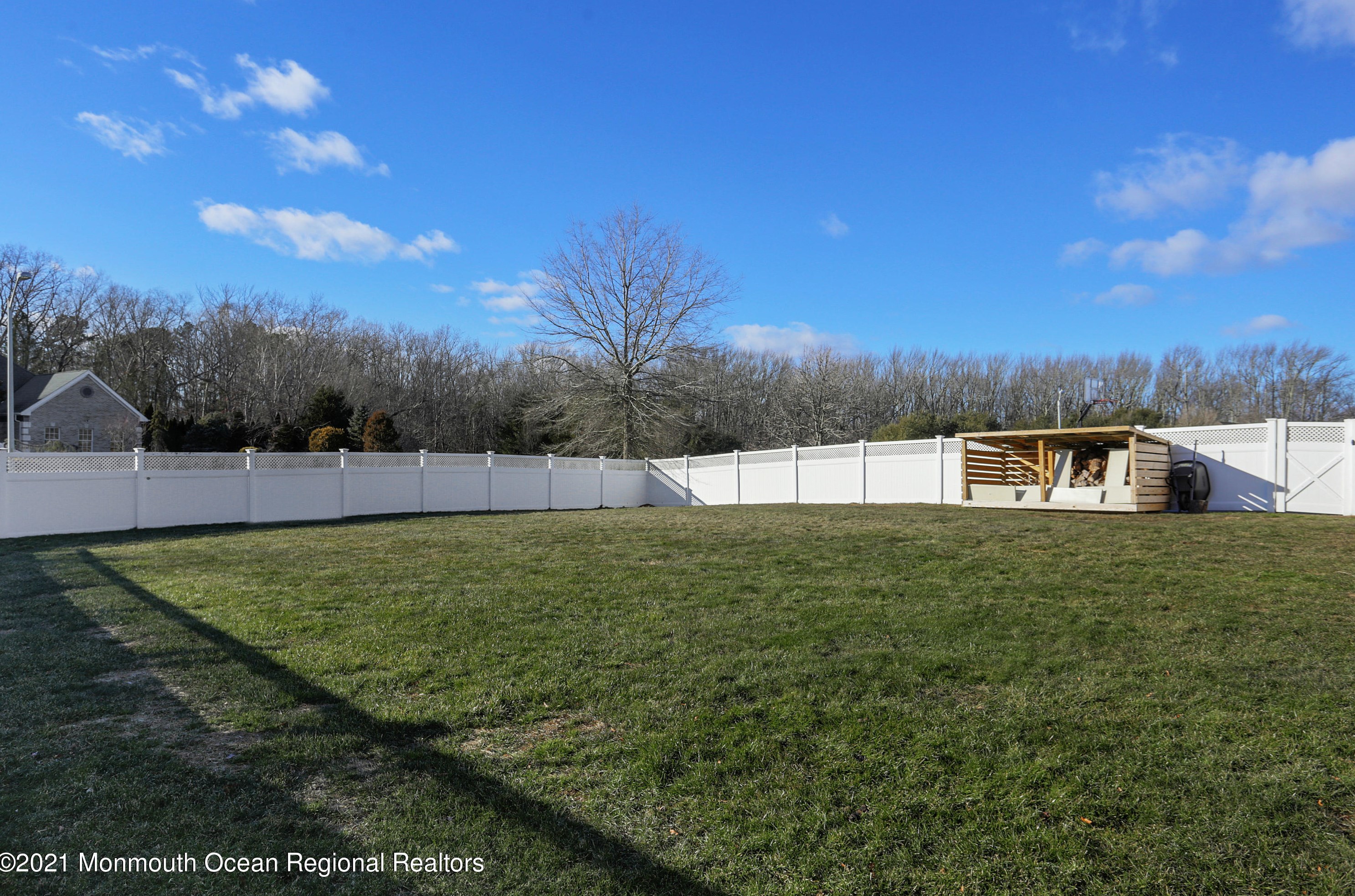 40 Aimee Dr, East Freehold NJ 07728-9220 exterior