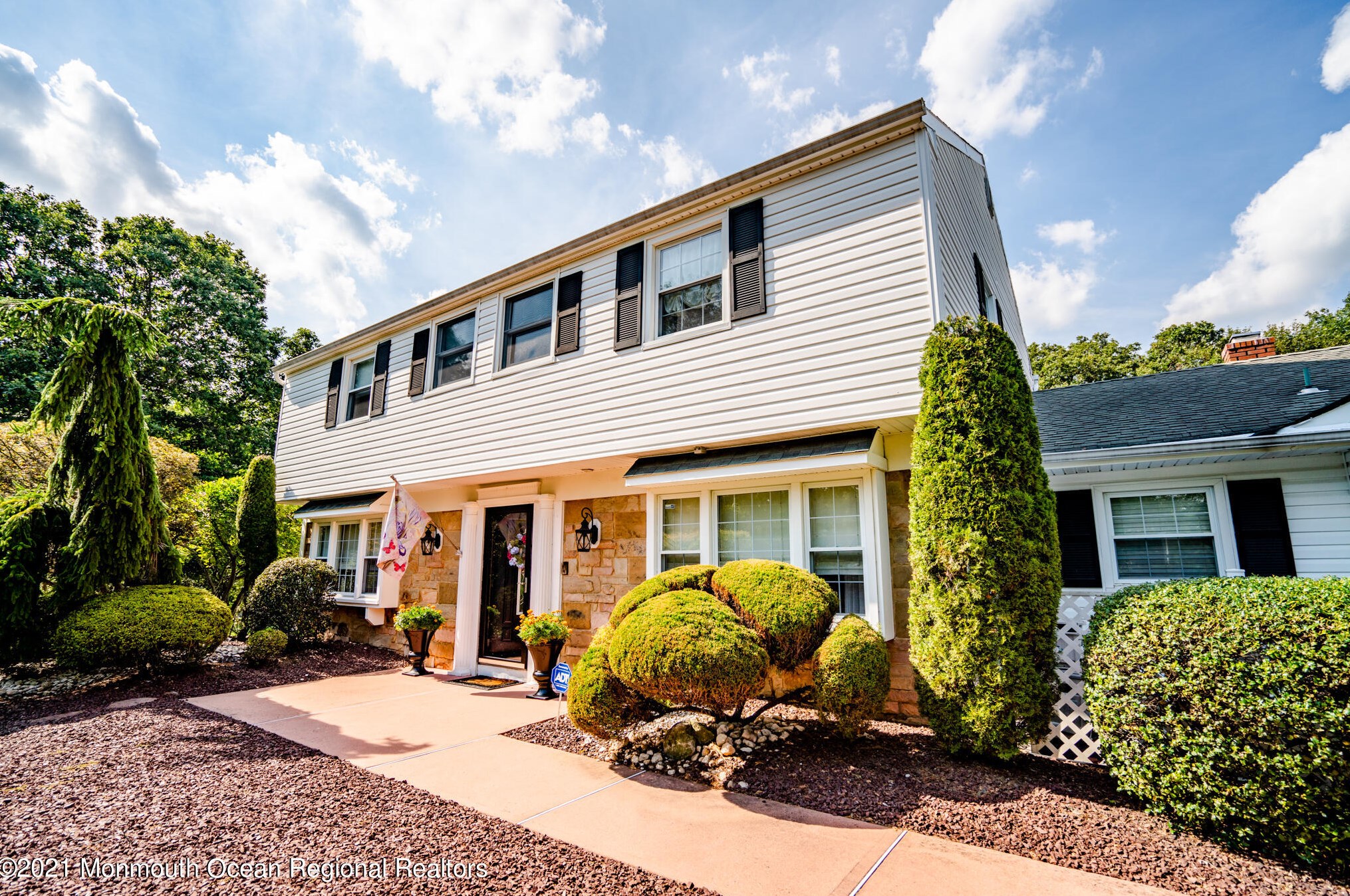 1 Livingston Ln, Millstone Township, NJ 07726-2808