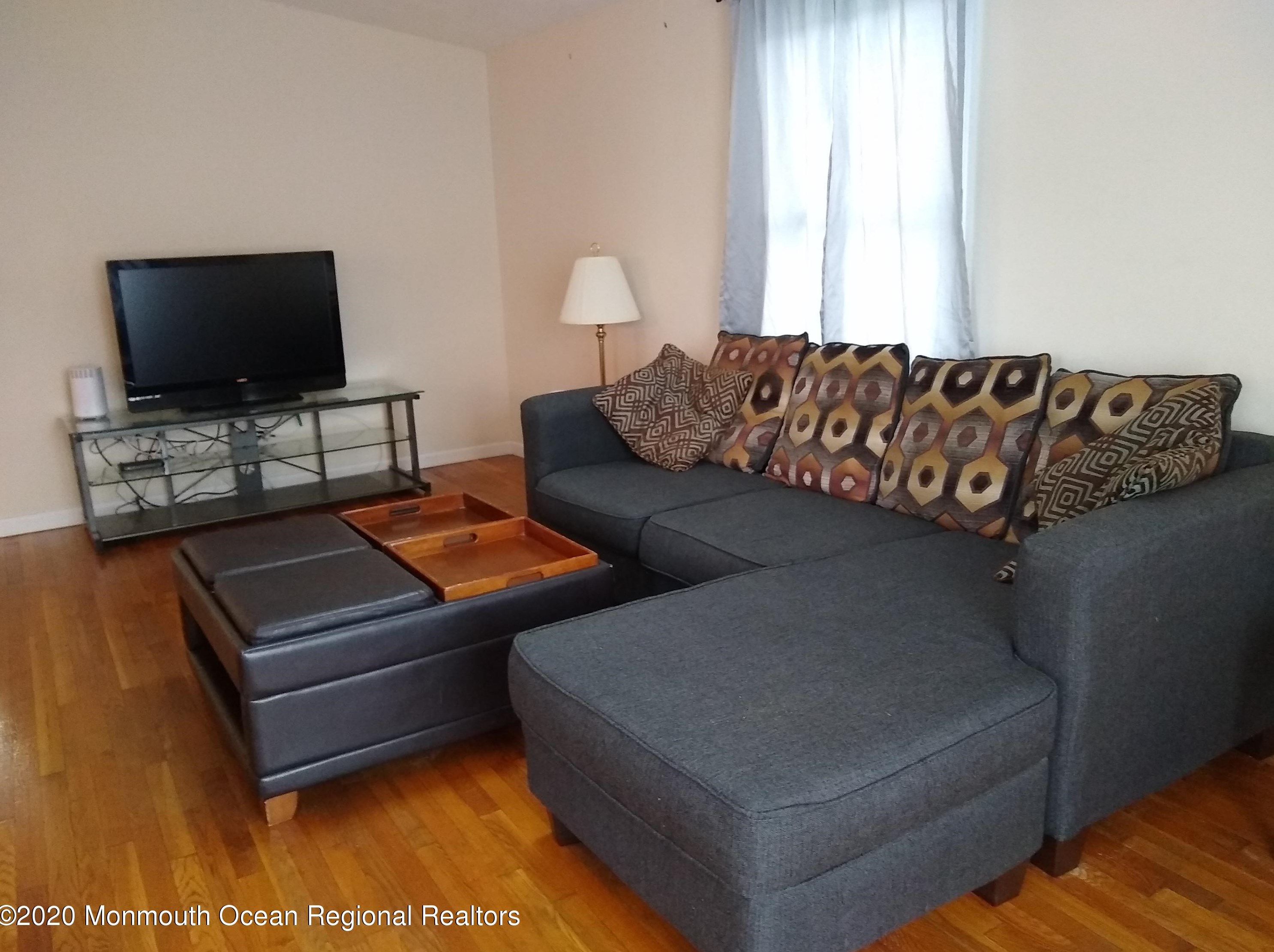 17 Pine Tree Ln, Millstone Township, NJ 07726-3883
