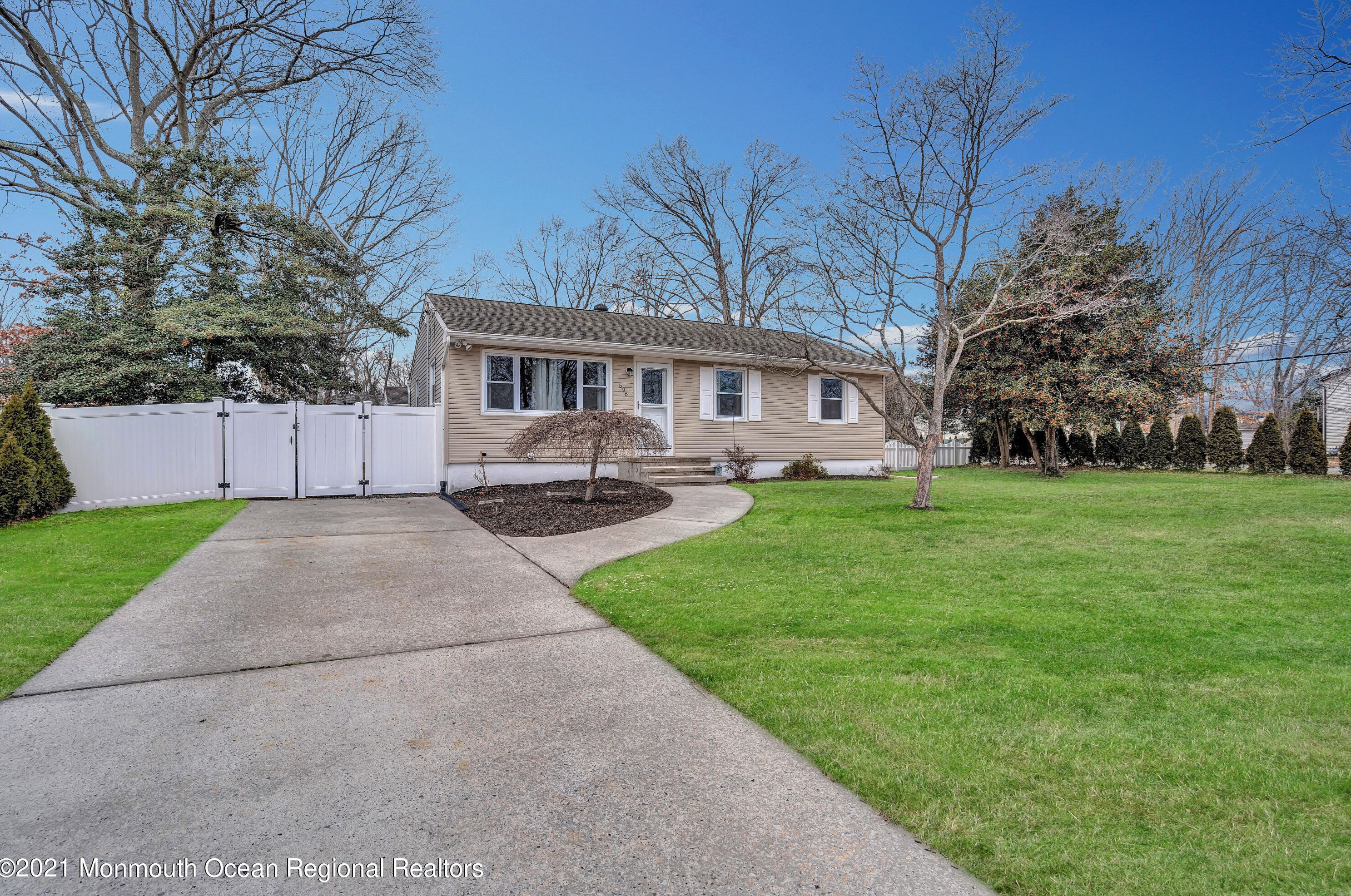 596 Huckleberry Ln, Toms River, NJ 08753-5826