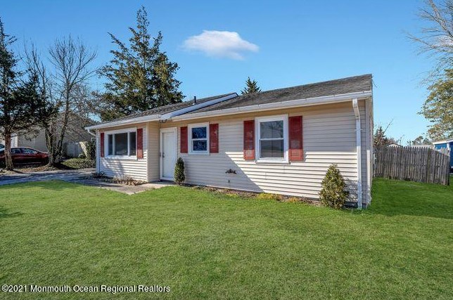 121 Seneca Lake Dr, Tuckerton, NJ 08087-1253
