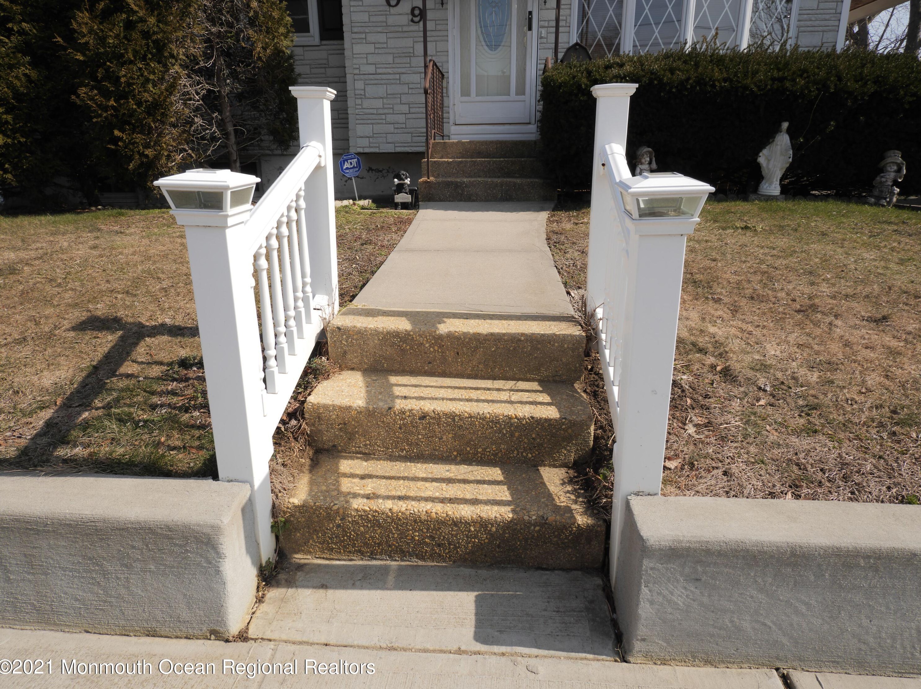 209 Arlington Ave, Keyport, NJ 07735-2729