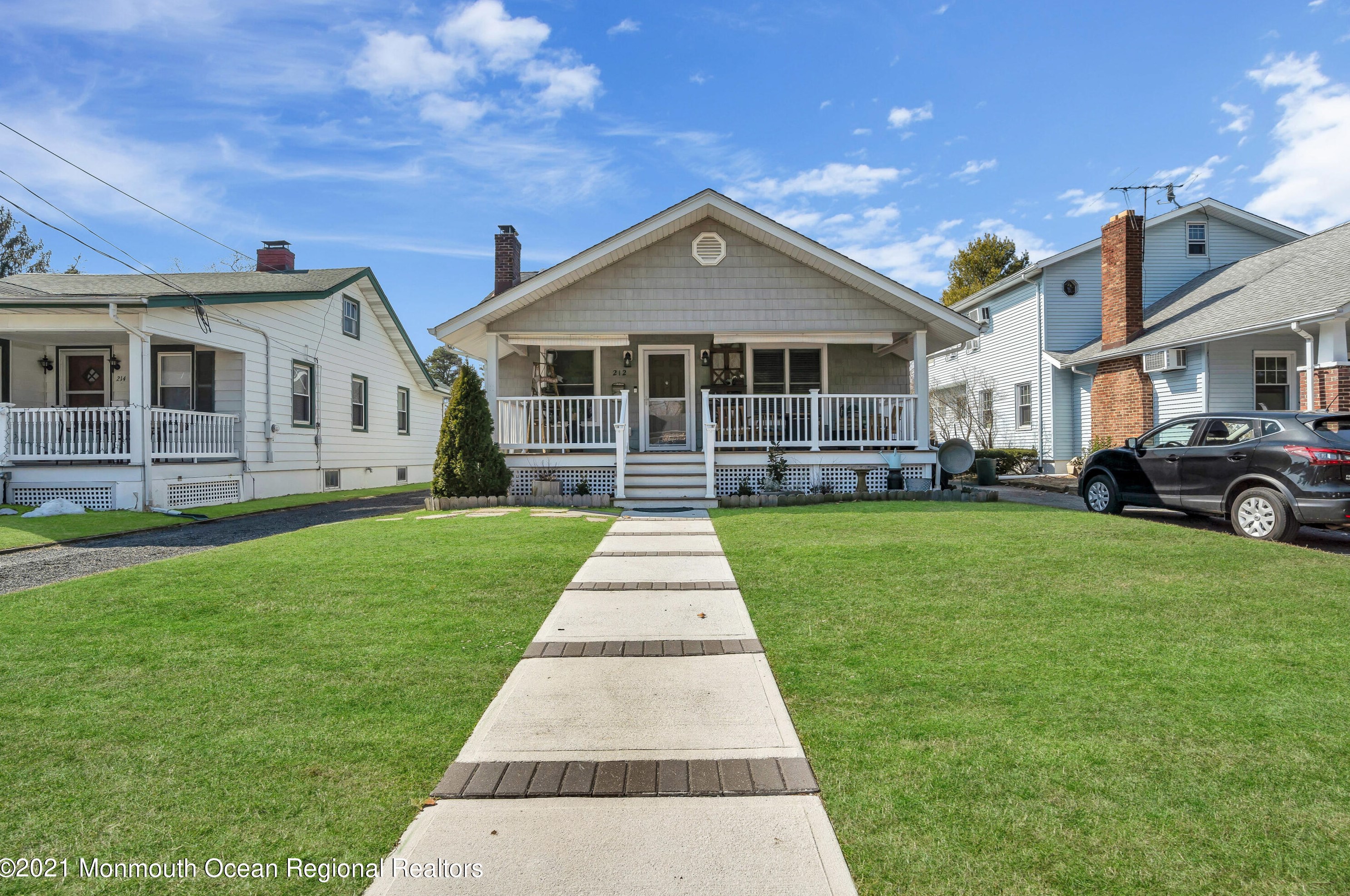 212 Oakhurst Rd, Oakhurst, NJ 07755-1422
