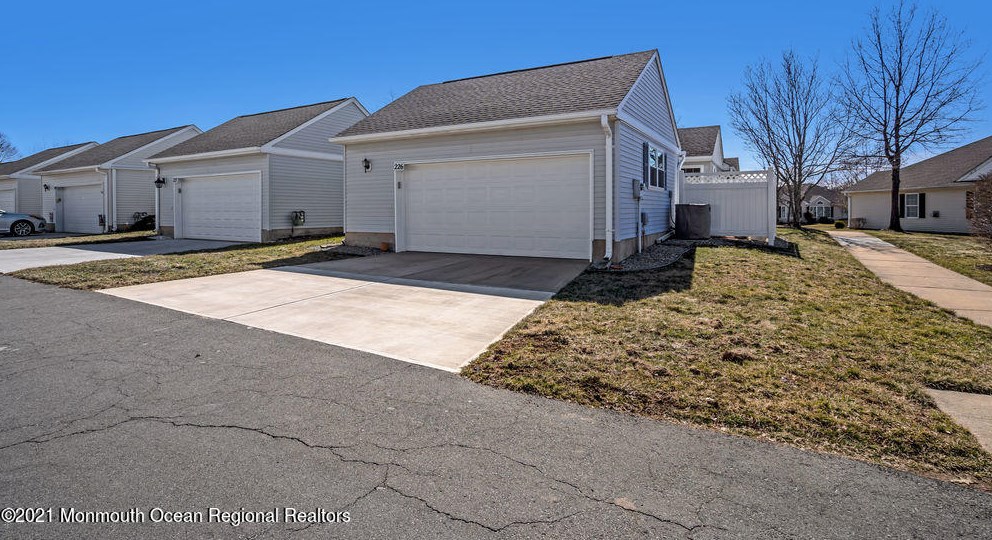 226 Pondview Blvd, Monroe Twp NJ  08831-5541 exterior