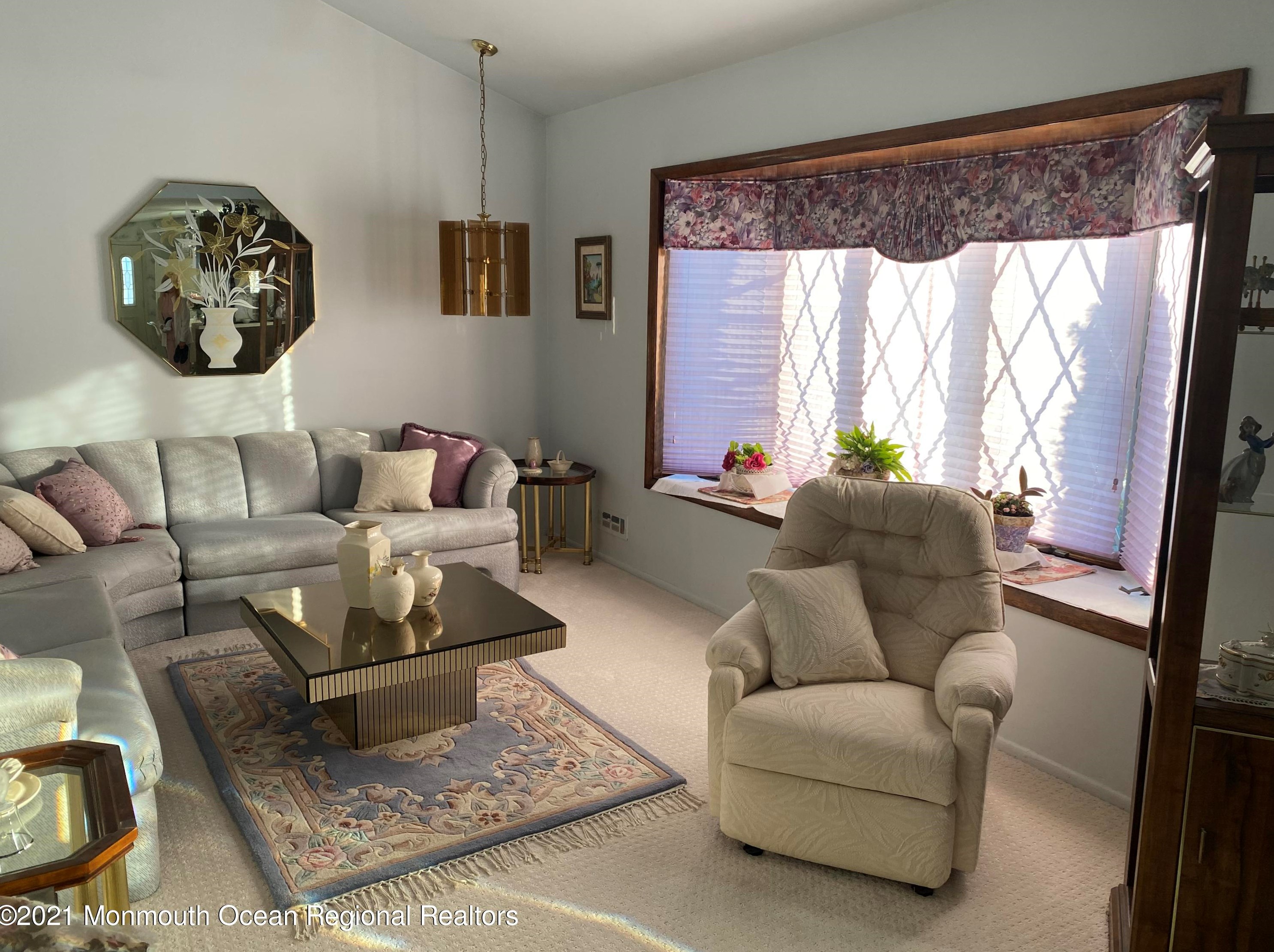 31 Parkview Dr, Hazlet, NJ 07730