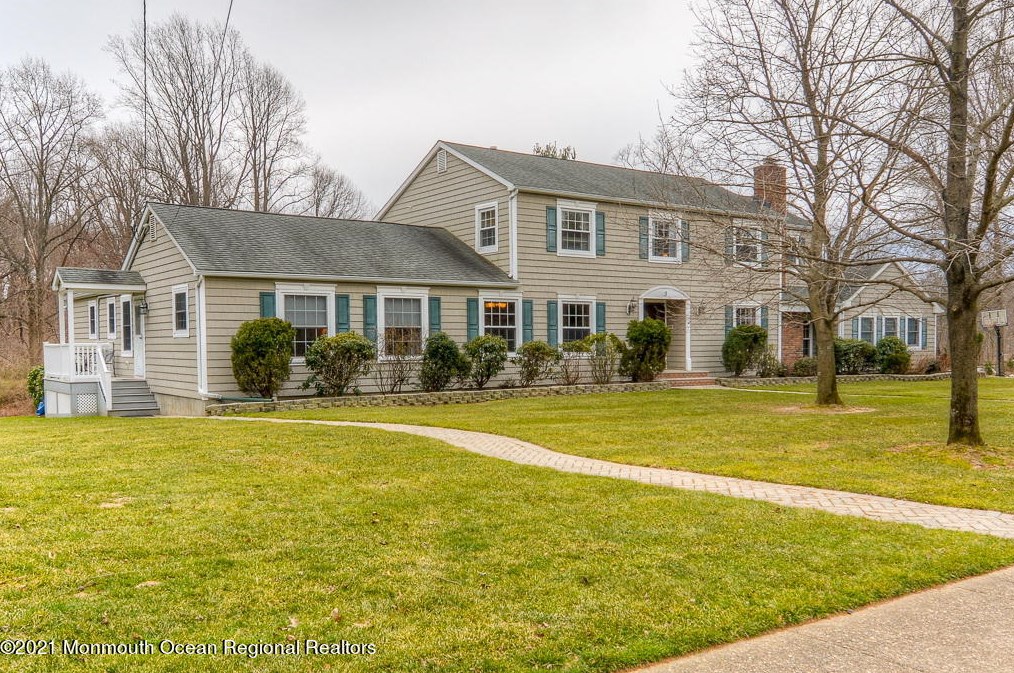 3 Seneca Dr, Middletown, NJ 07748