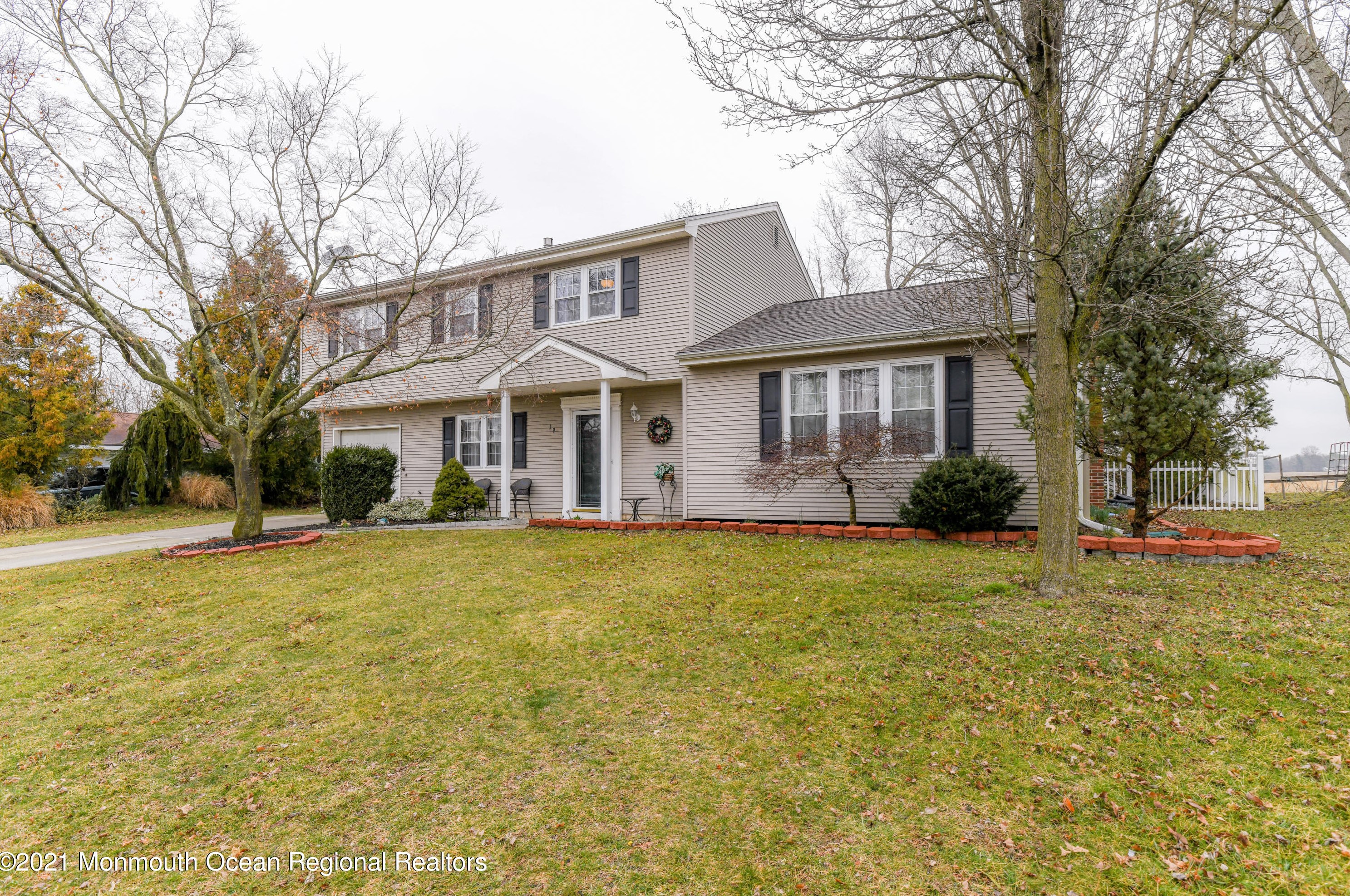 19 Probasco Dr, Upper Freehold, NJ 08501-1654