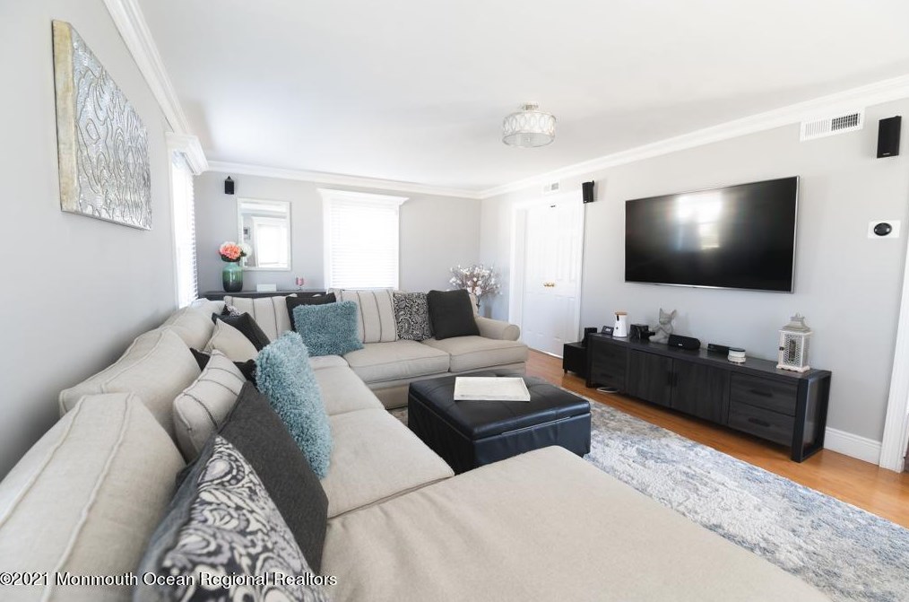 32 Avondale Ln, Matawan, NJ 07747-1234