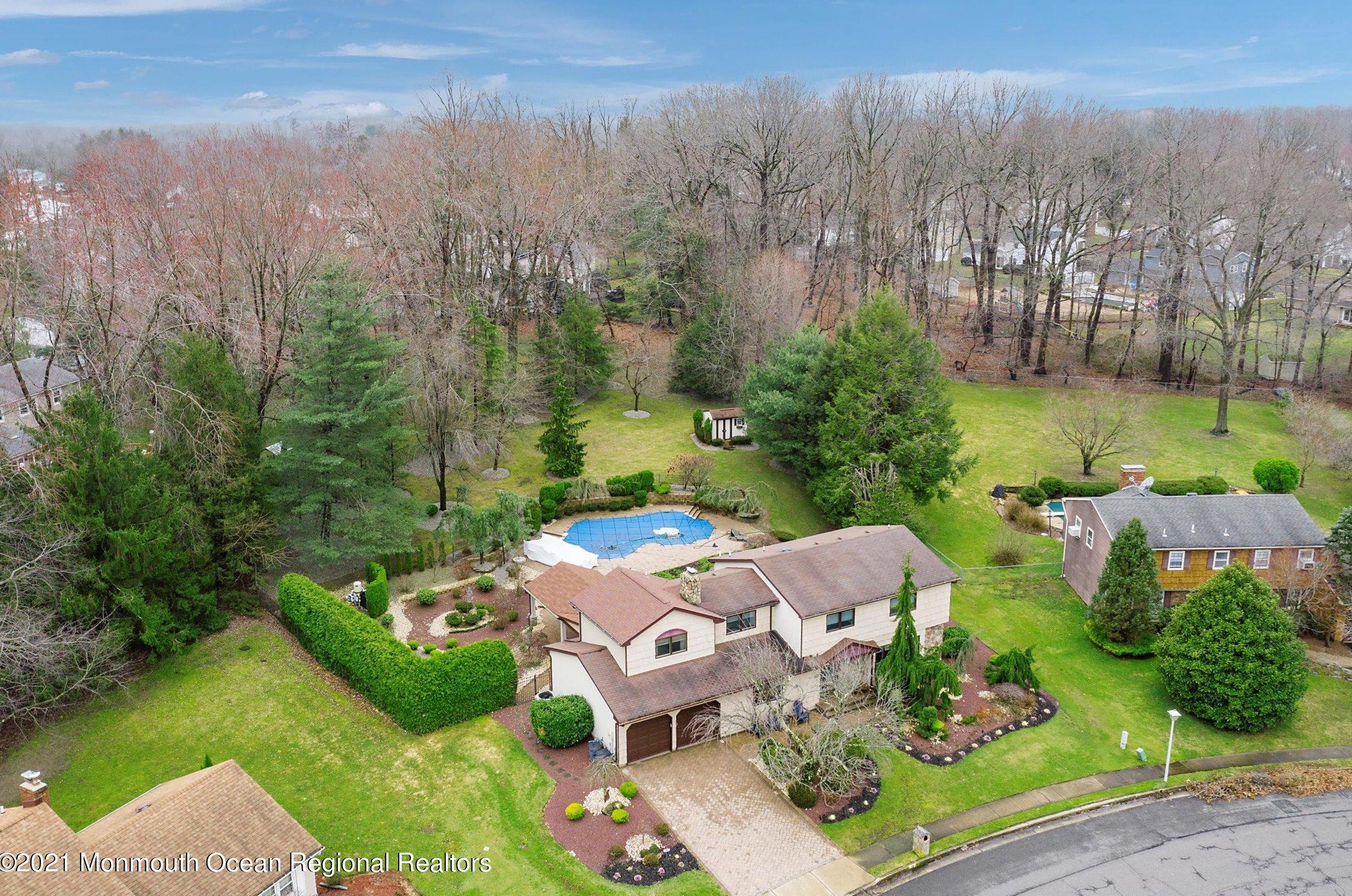 10 Georgian Bay Dr, Morganville, NJ 07751