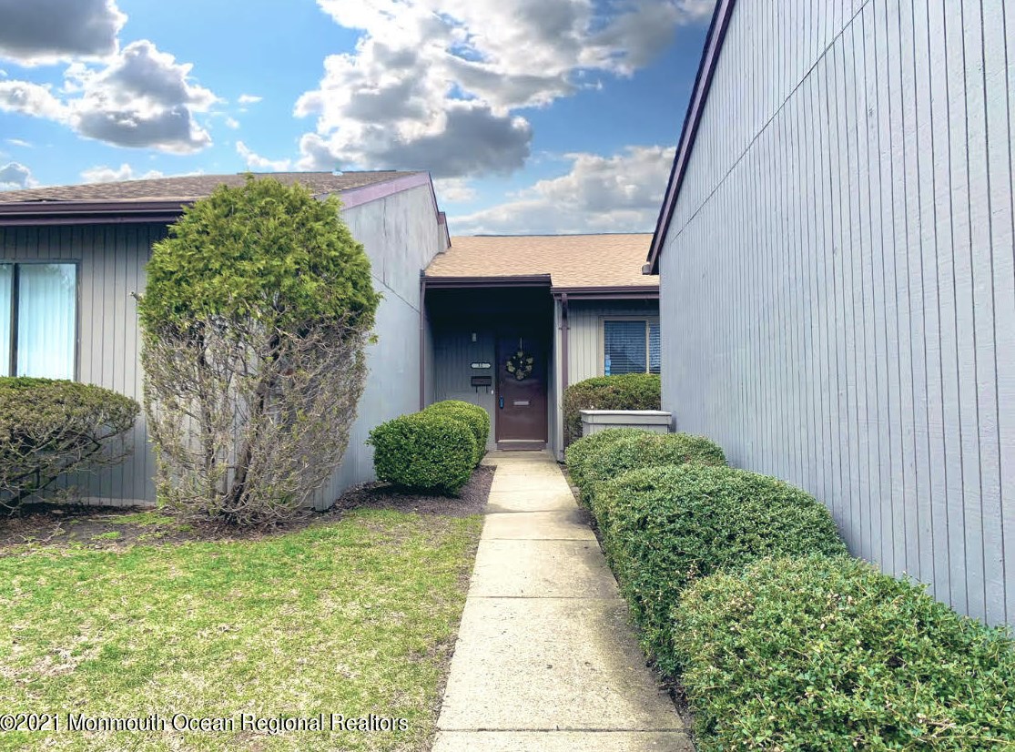 32 Concord Ct, Tinton Falls, NJ 07701