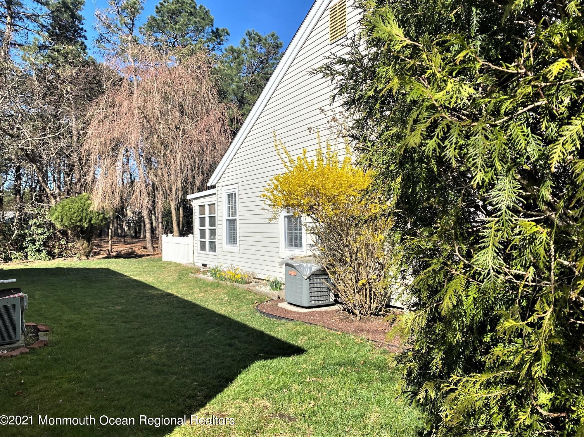 21 Canterbury Dr, Lacey, NJ 08731