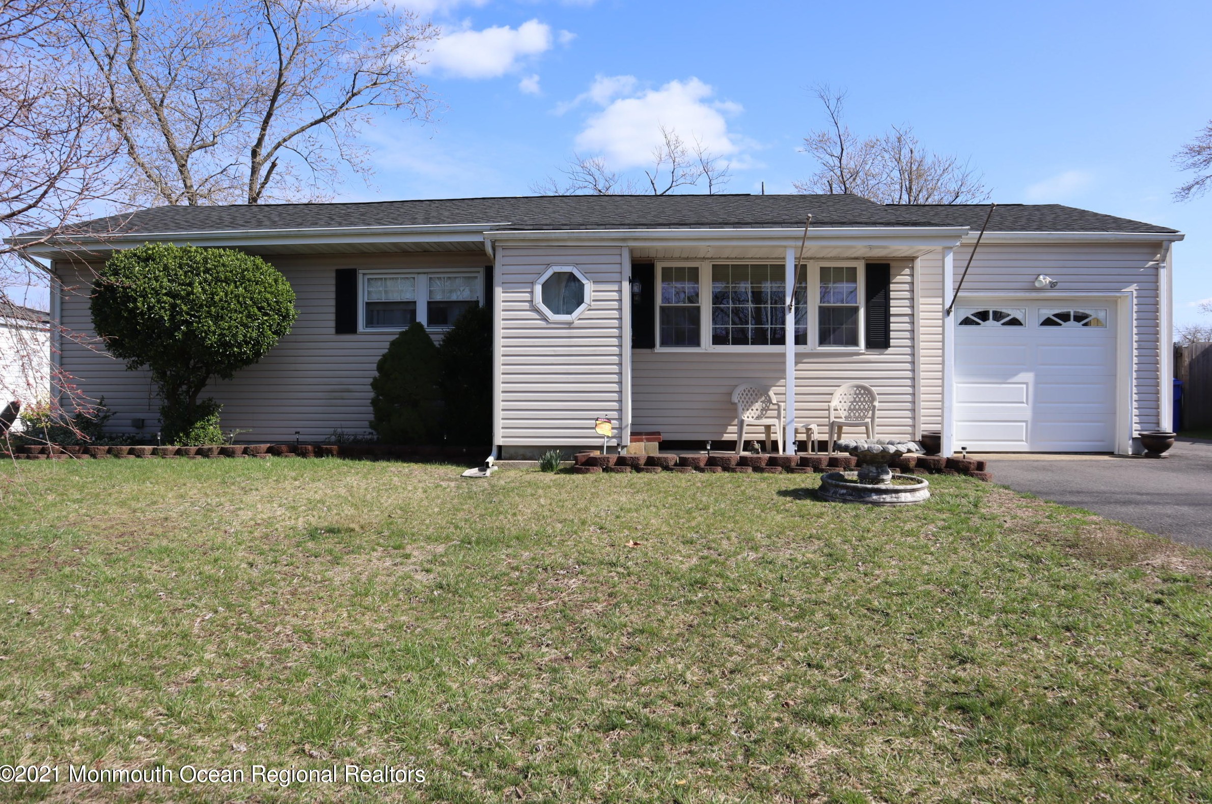 943 Hunt Dr, Toms River, NJ 08753-3932