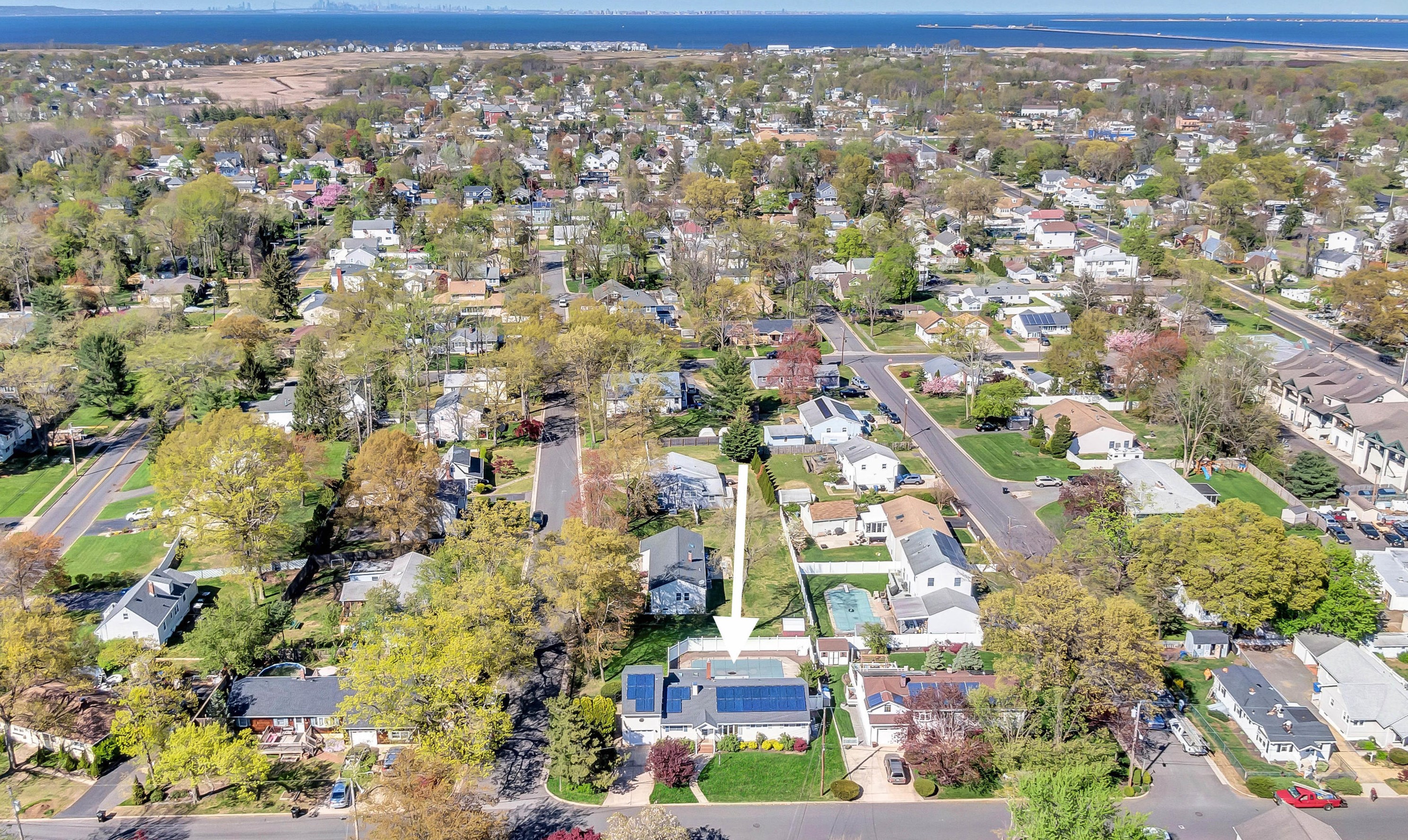 55 Drift Rd, Belford, NJ 07718-1084