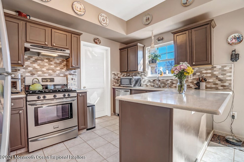 103 Nutmeg Rd, Matawan, NJ 07747-1361