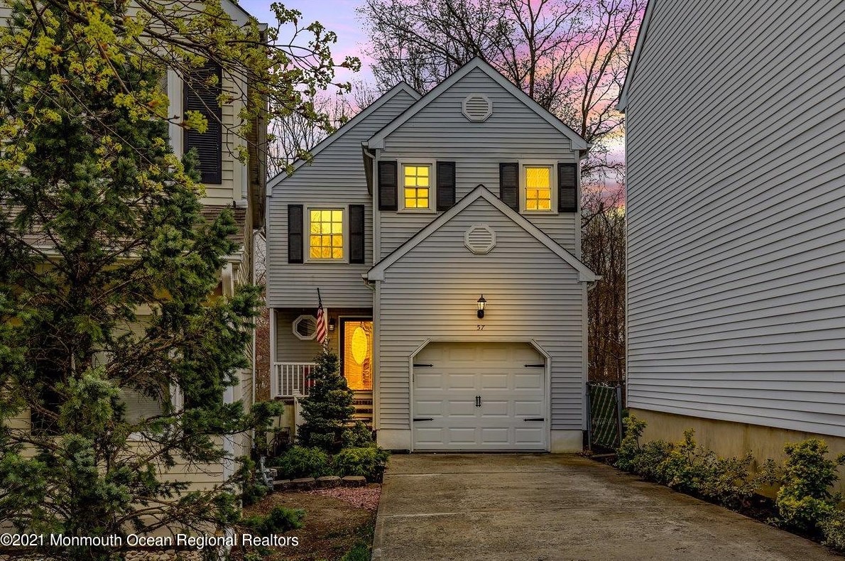 57 Oak Knoll Dr, Matawan, NJ 07747-2650