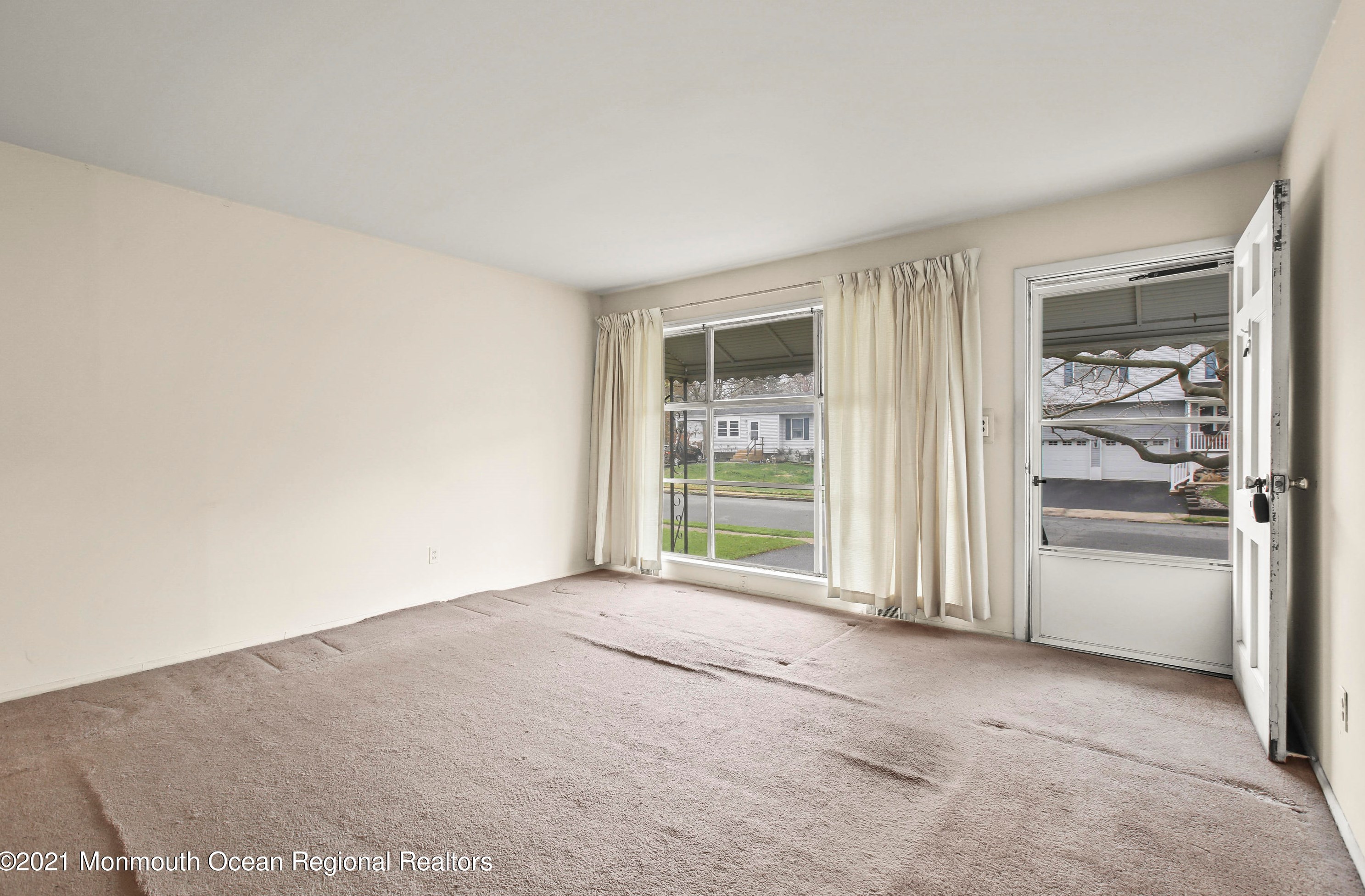 5 Wyoming Dr, Hazlet, NJ 07730