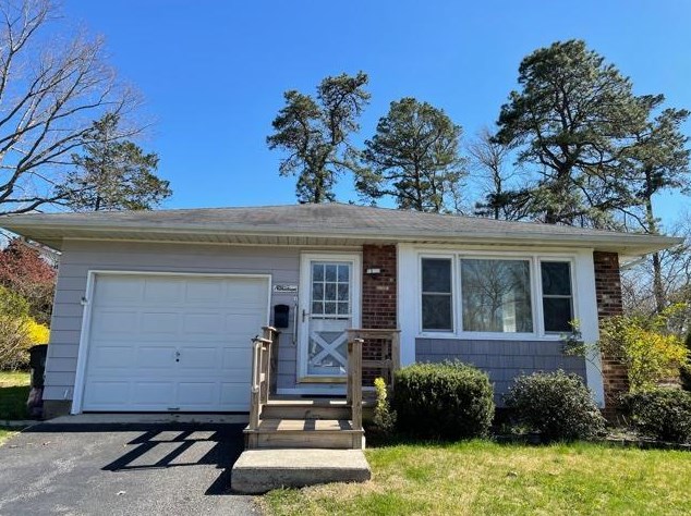 19 Yucca Ct, Toms River, NJ 08755-3227