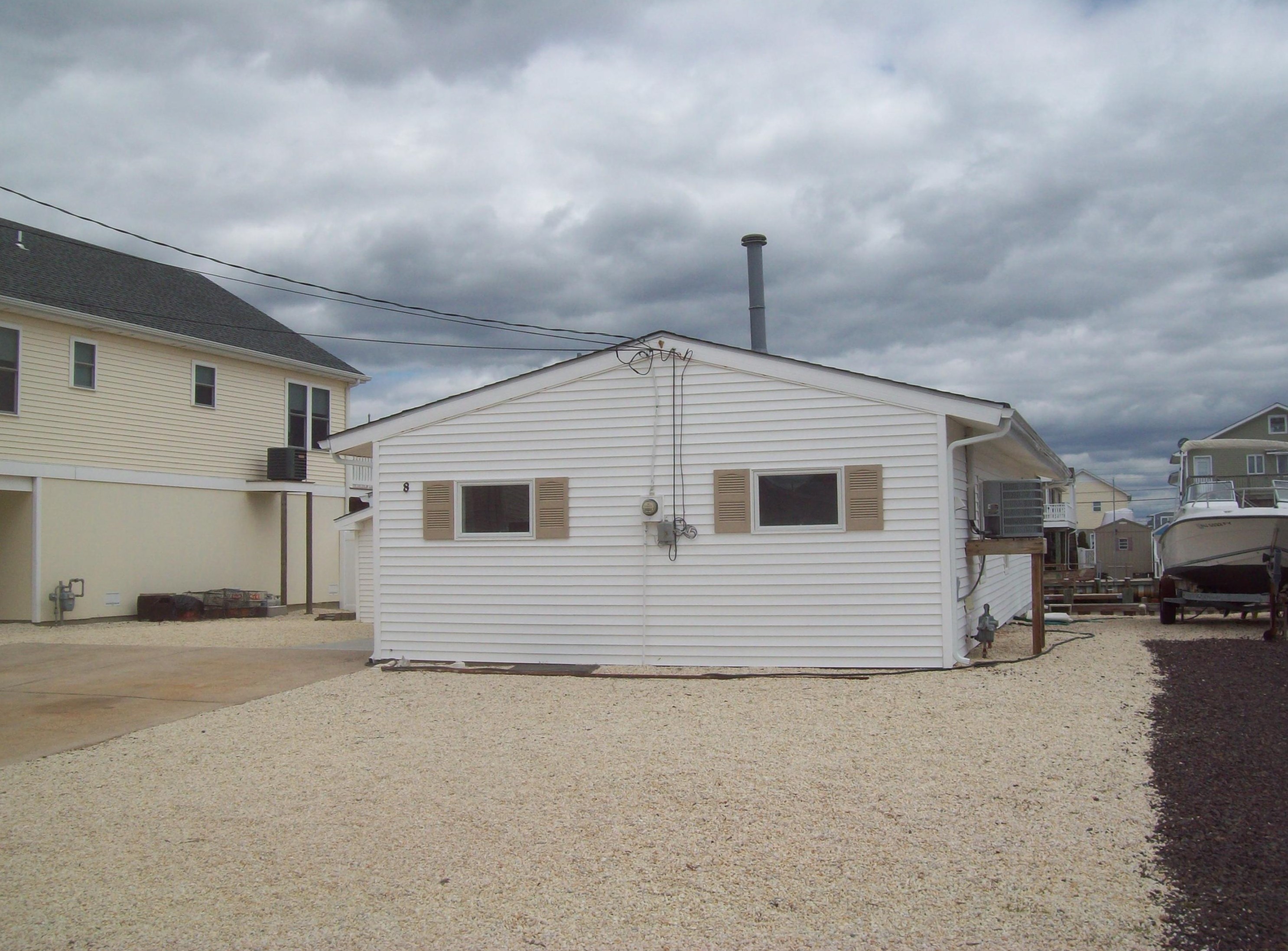 8 Raritan Dr, Tuckerton, NJ 08087-1126