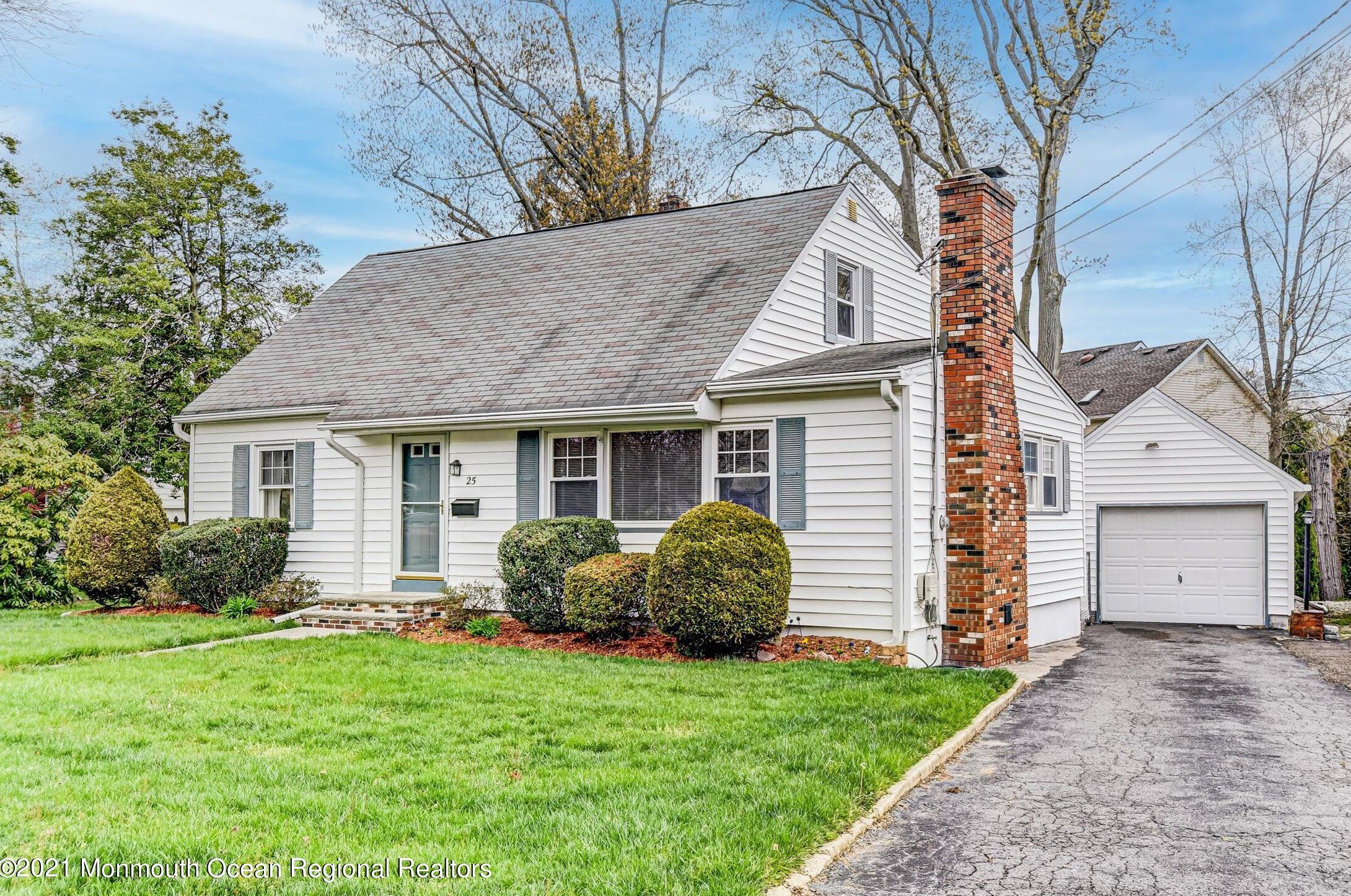 25 Edgewater Dr, Matawan, NJ 07747-3007