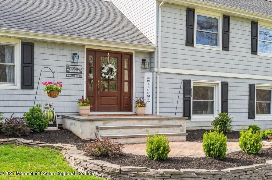 25 Crane Ct, Middletown, NJ 07748