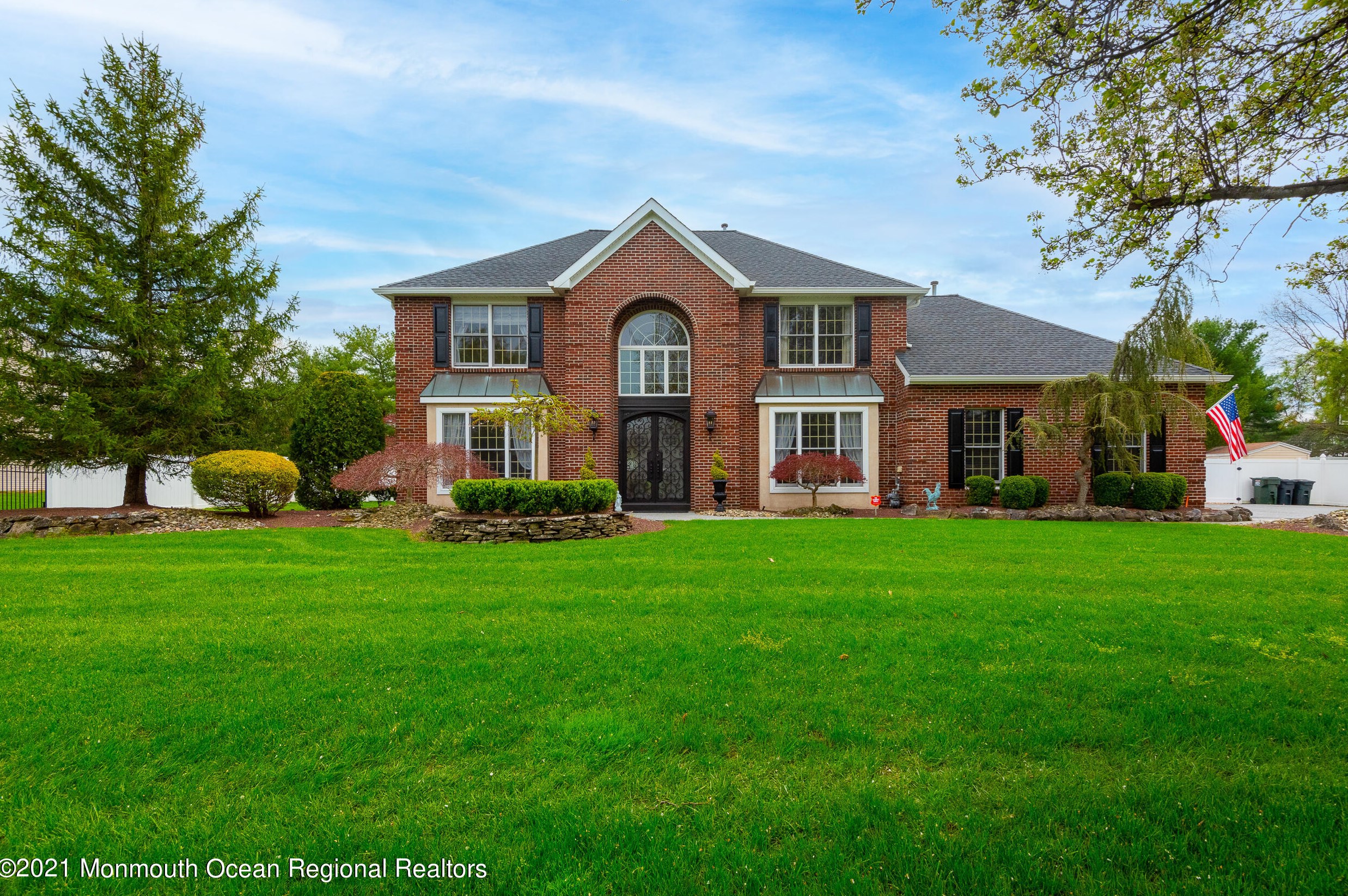 7 Horse Shoe Ln, East Freehold, NJ 07728