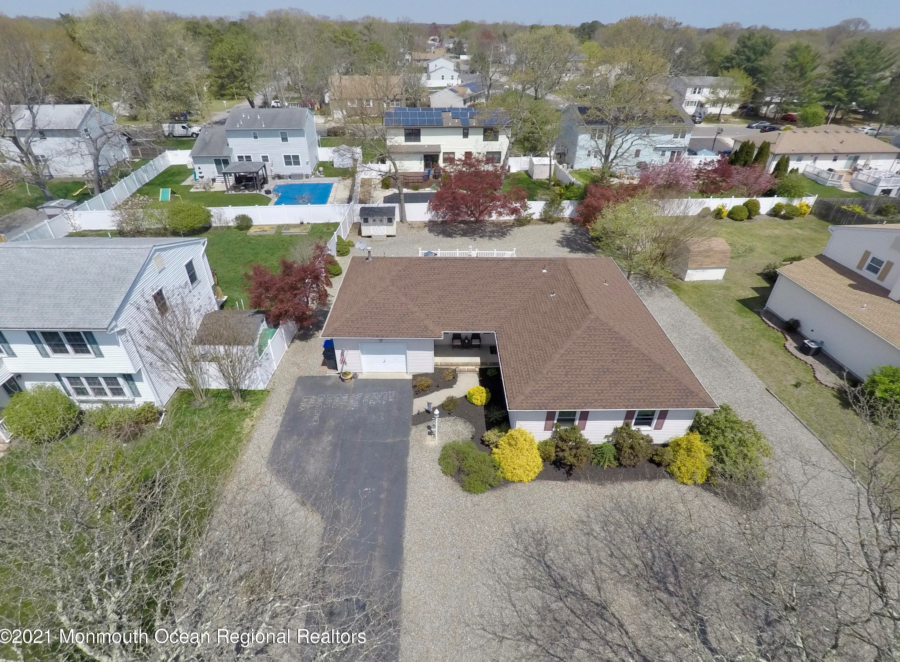 27 Shasta Ln, Toms River, NJ 08753-2392