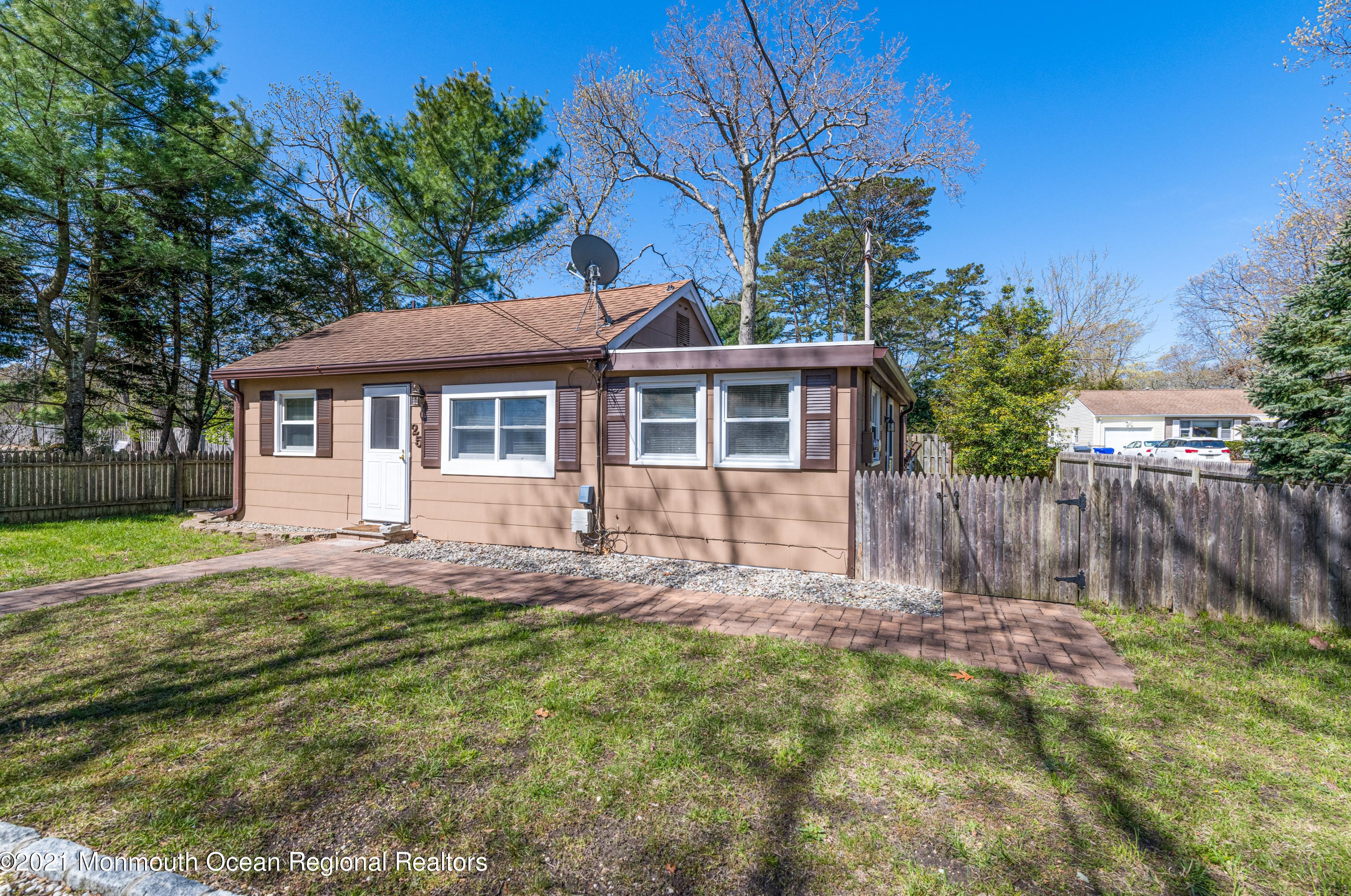 25 Shady Ln, Bricktown, NJ 08723