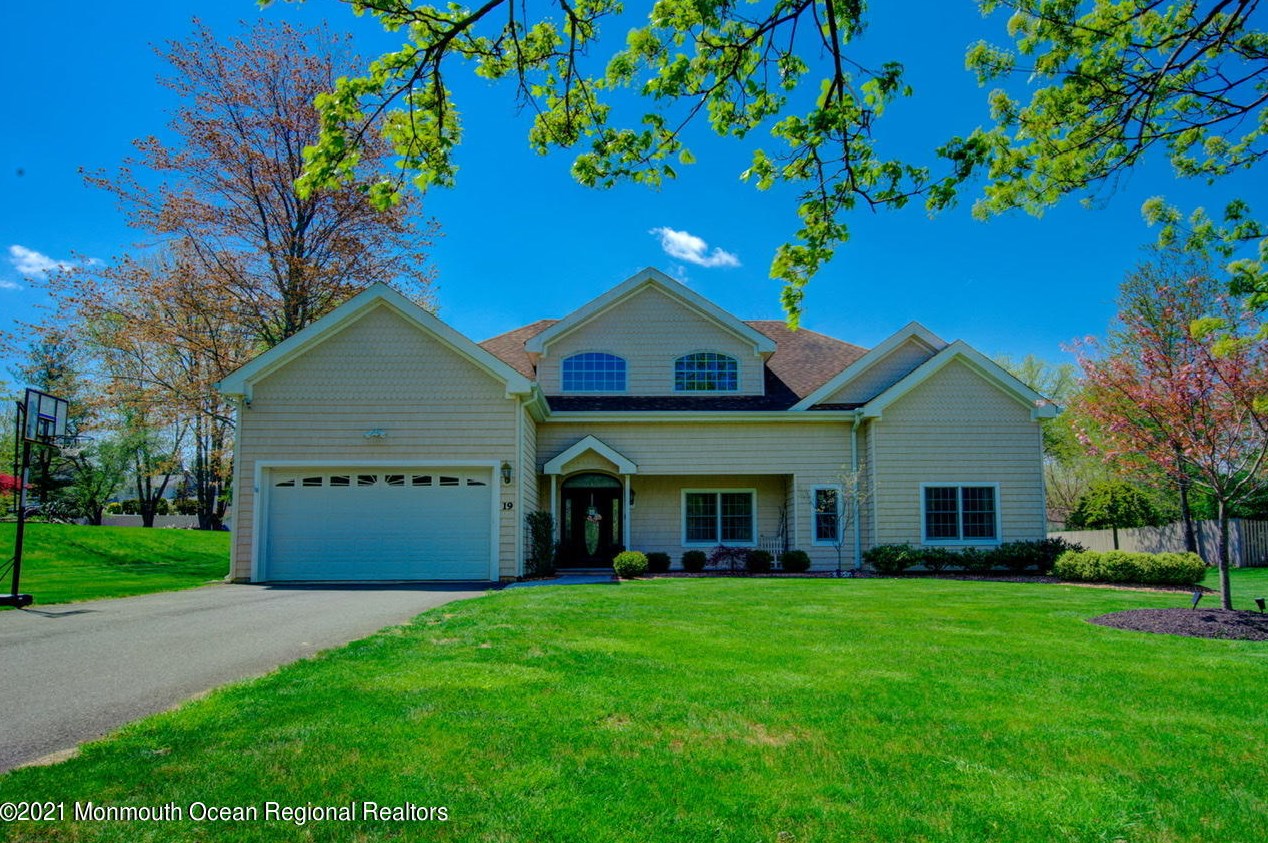 19 Lamb Ln, Millstone Township, NJ 07726-4208