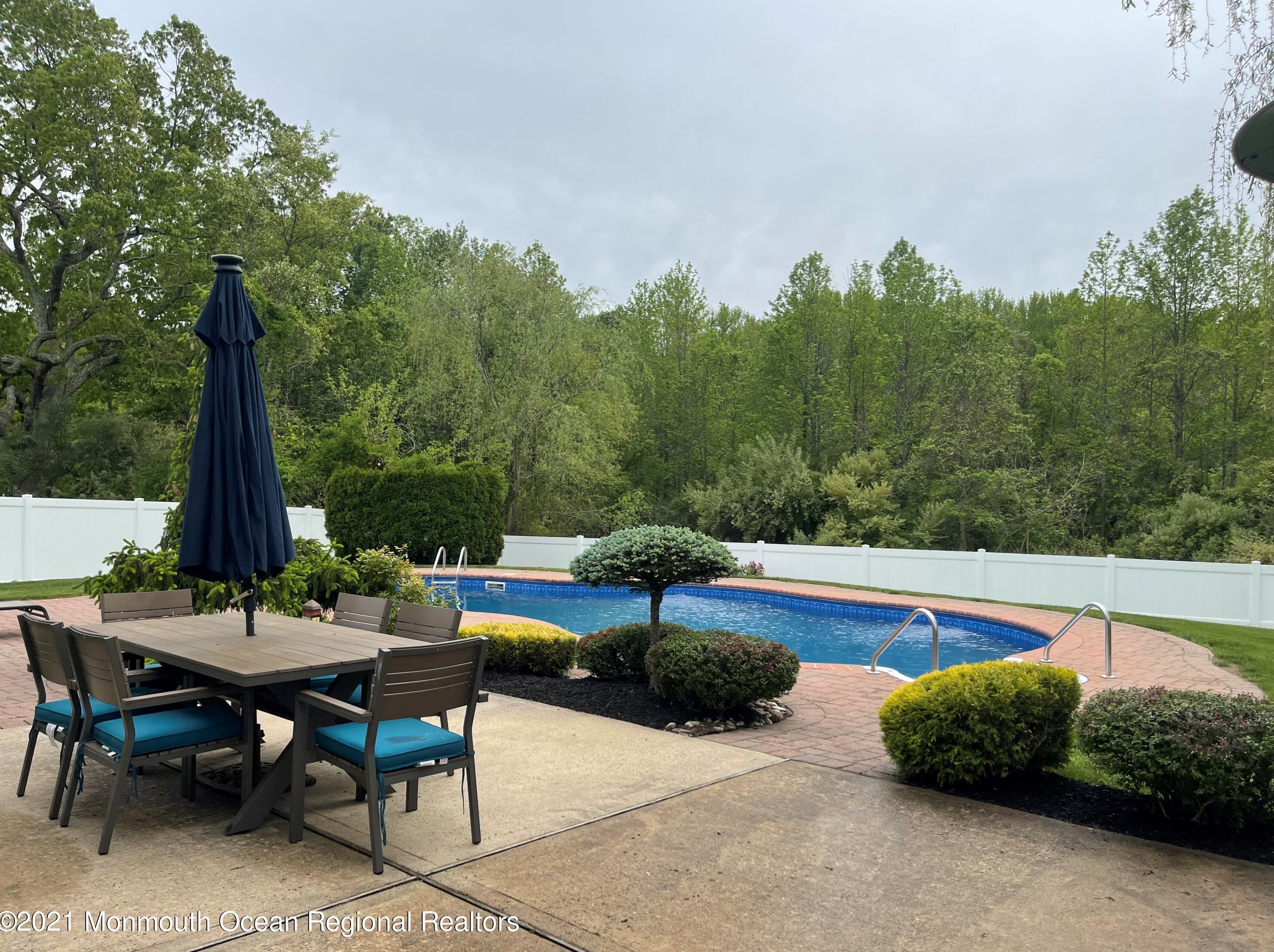 7 Sunnywoods Rd, Millstone Township, NJ 07726-8948