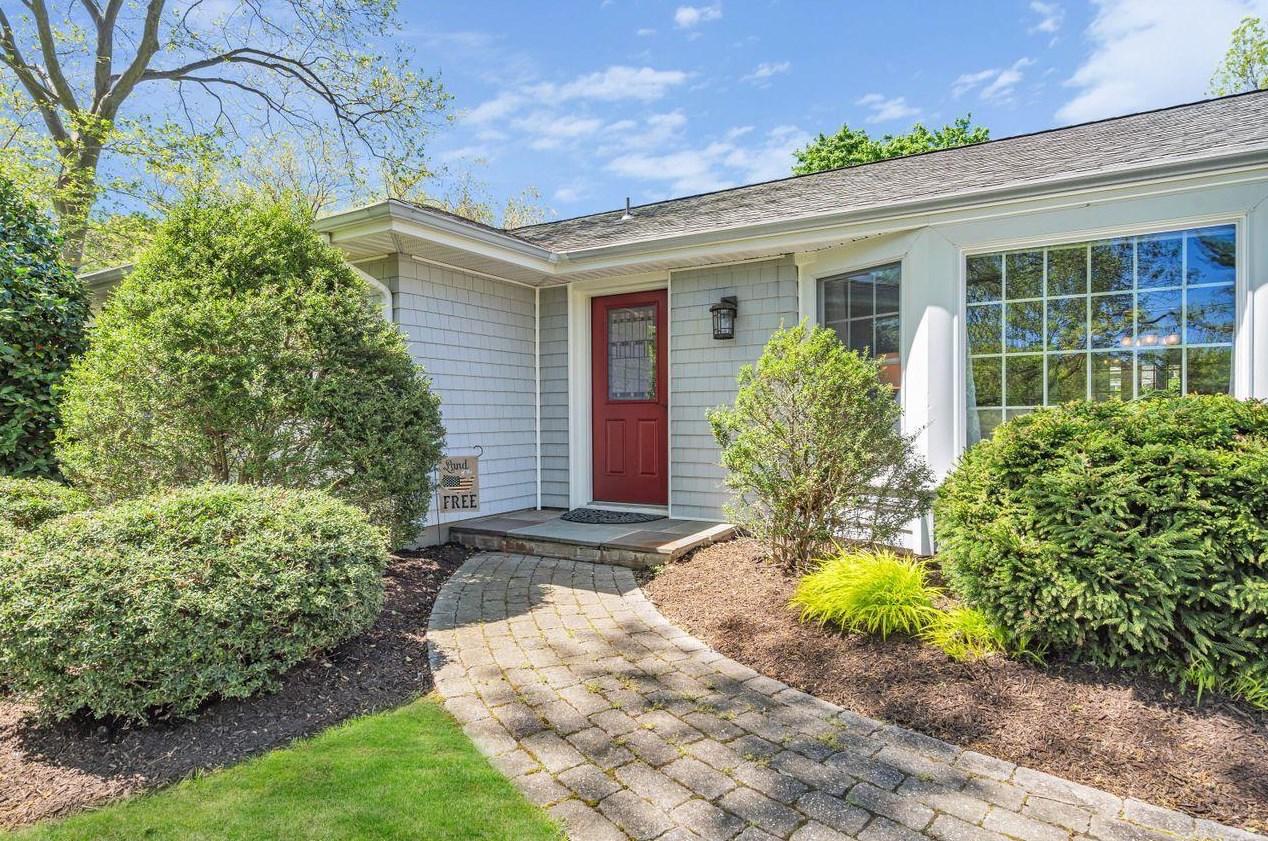 33 Pelican Rd, Middletown, NJ 07748