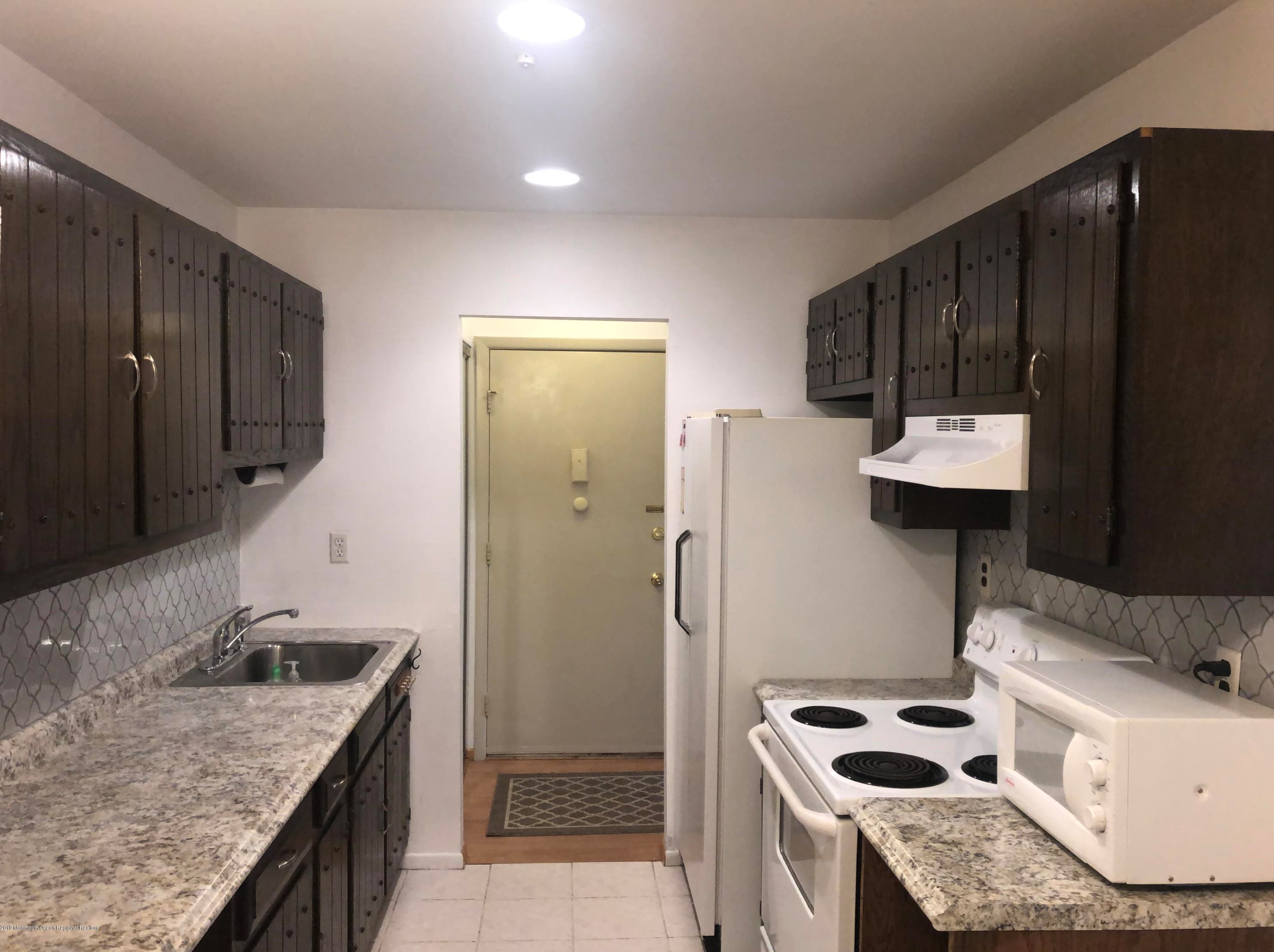 119 Amberly Dr #f, Millstone Township, NJ